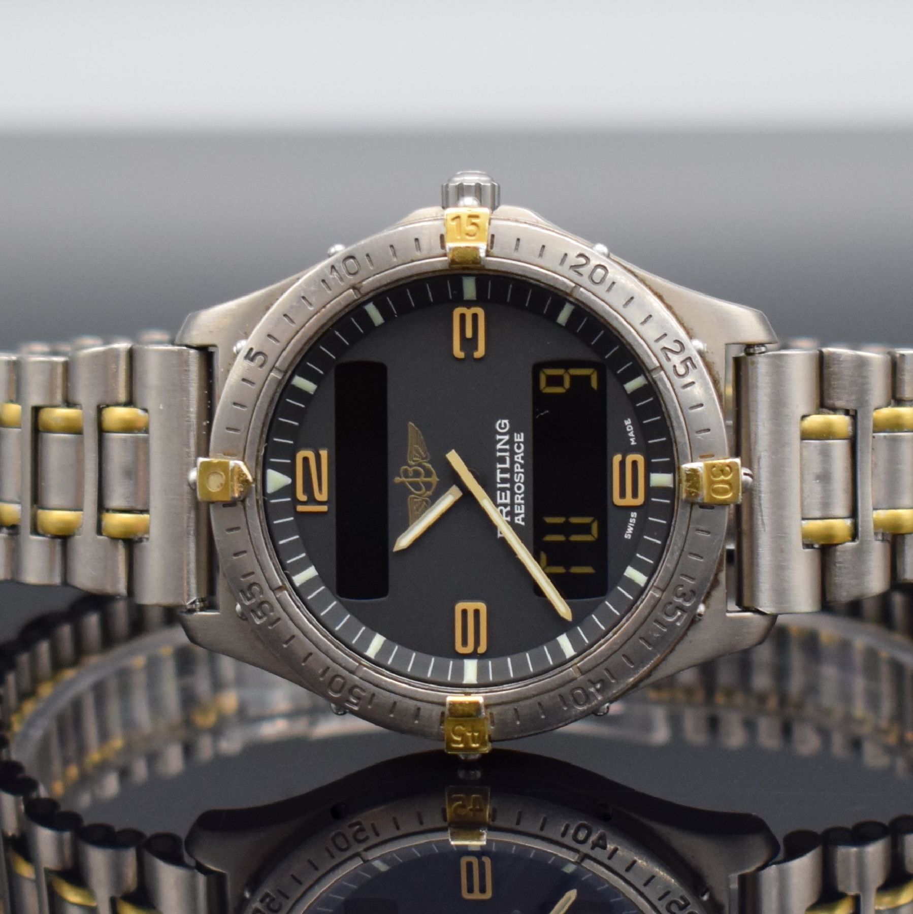 Detail a: BREITLING Aerospace Multifunktionsuhr in Titan/Gold Ref. F56062, Schweiz lt. orig. Papier verkauft 1995, quarz, satiniertes gedr. Geh., eins. drehb. ...