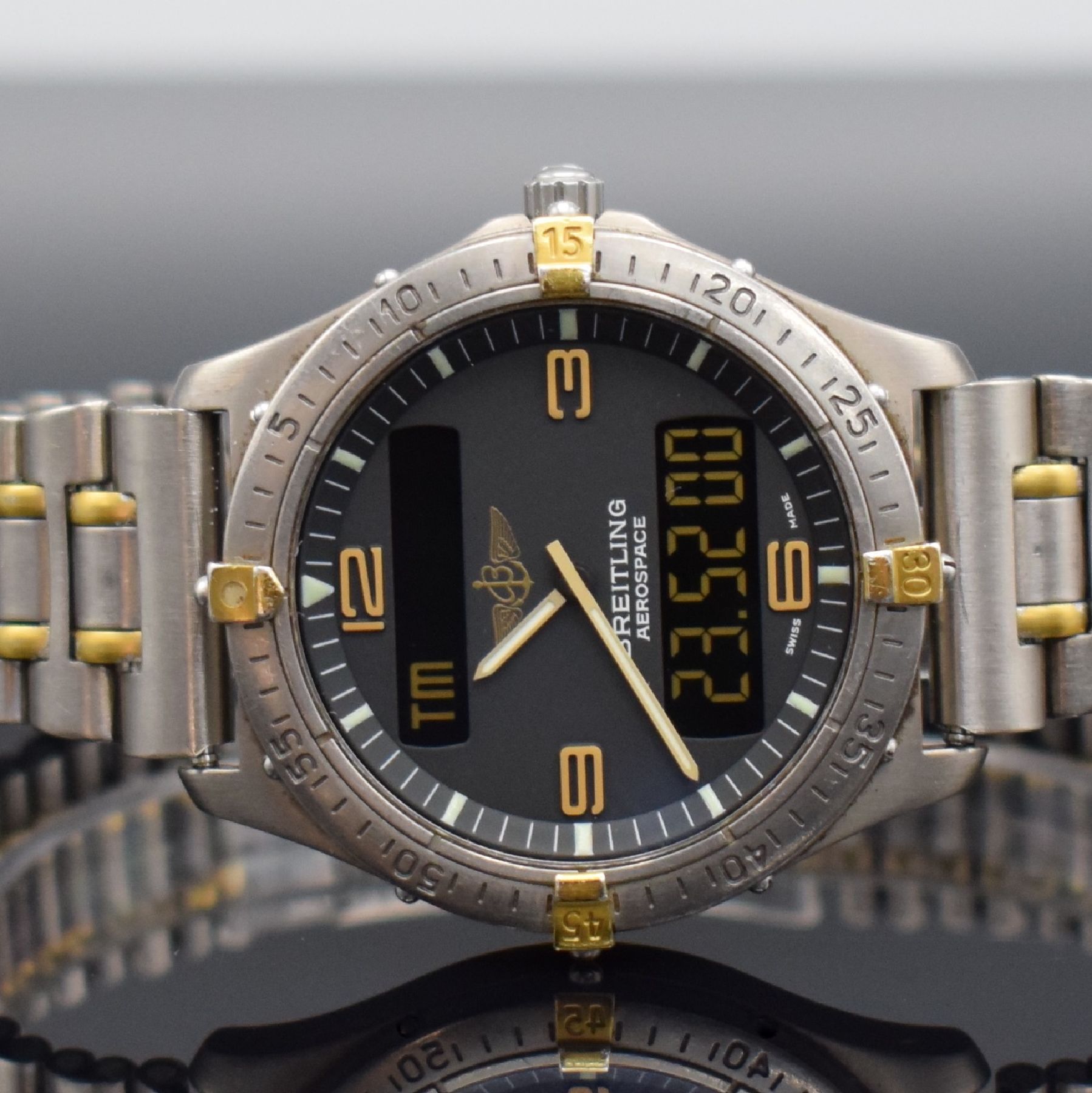 Detail b: BREITLING Aerospace Multifunktionsuhr in Titan/Gold Ref. F56062, Schweiz lt. orig. Papier verkauft 1995, quarz, satiniertes gedr. Geh., eins. drehb. ...