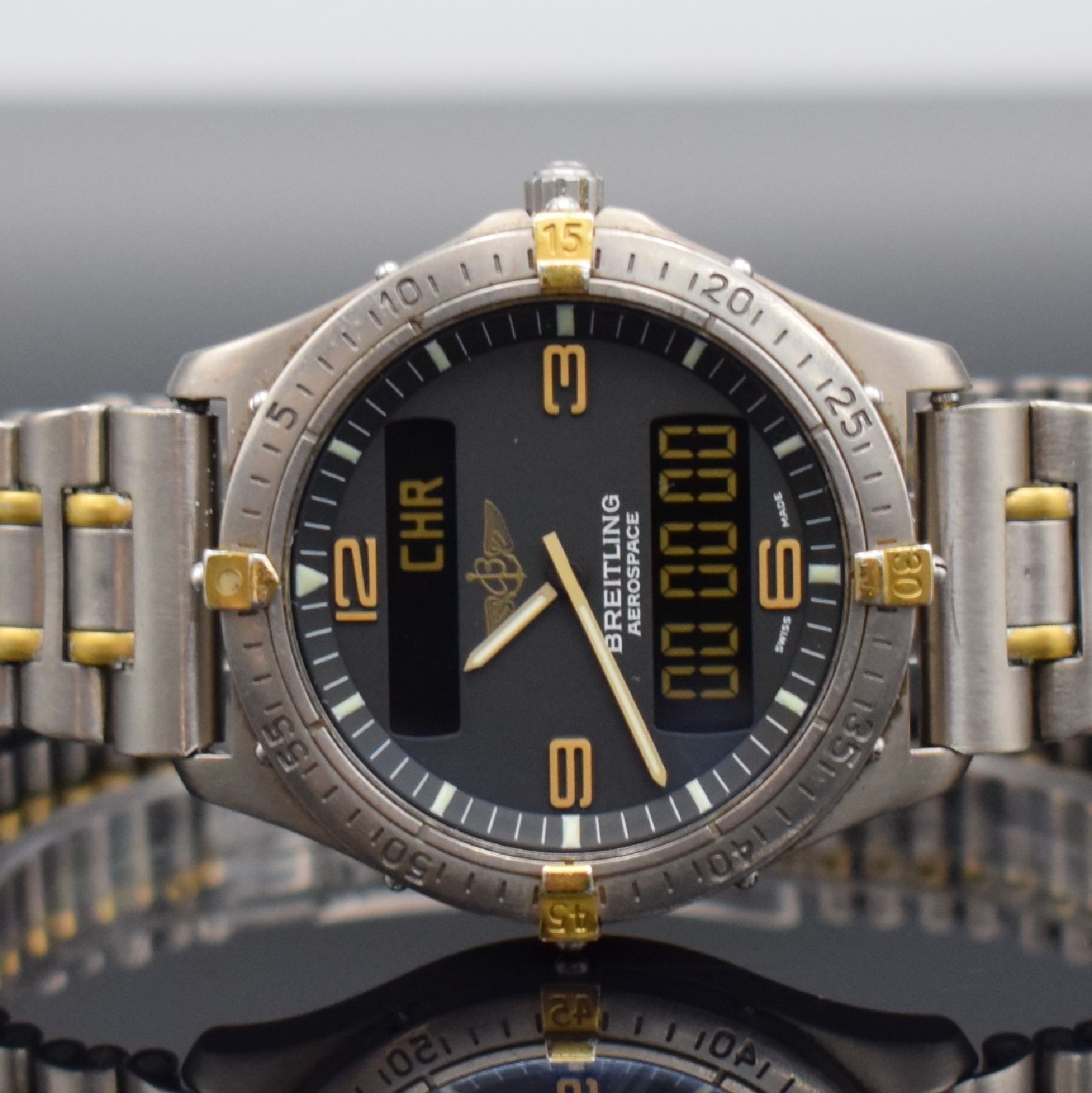 Detail c: BREITLING Aerospace Multifunktionsuhr in Titan/Gold Ref. F56062, Schweiz lt. orig. Papier verkauft 1995, quarz, satiniertes gedr. Geh., eins. drehb. ...