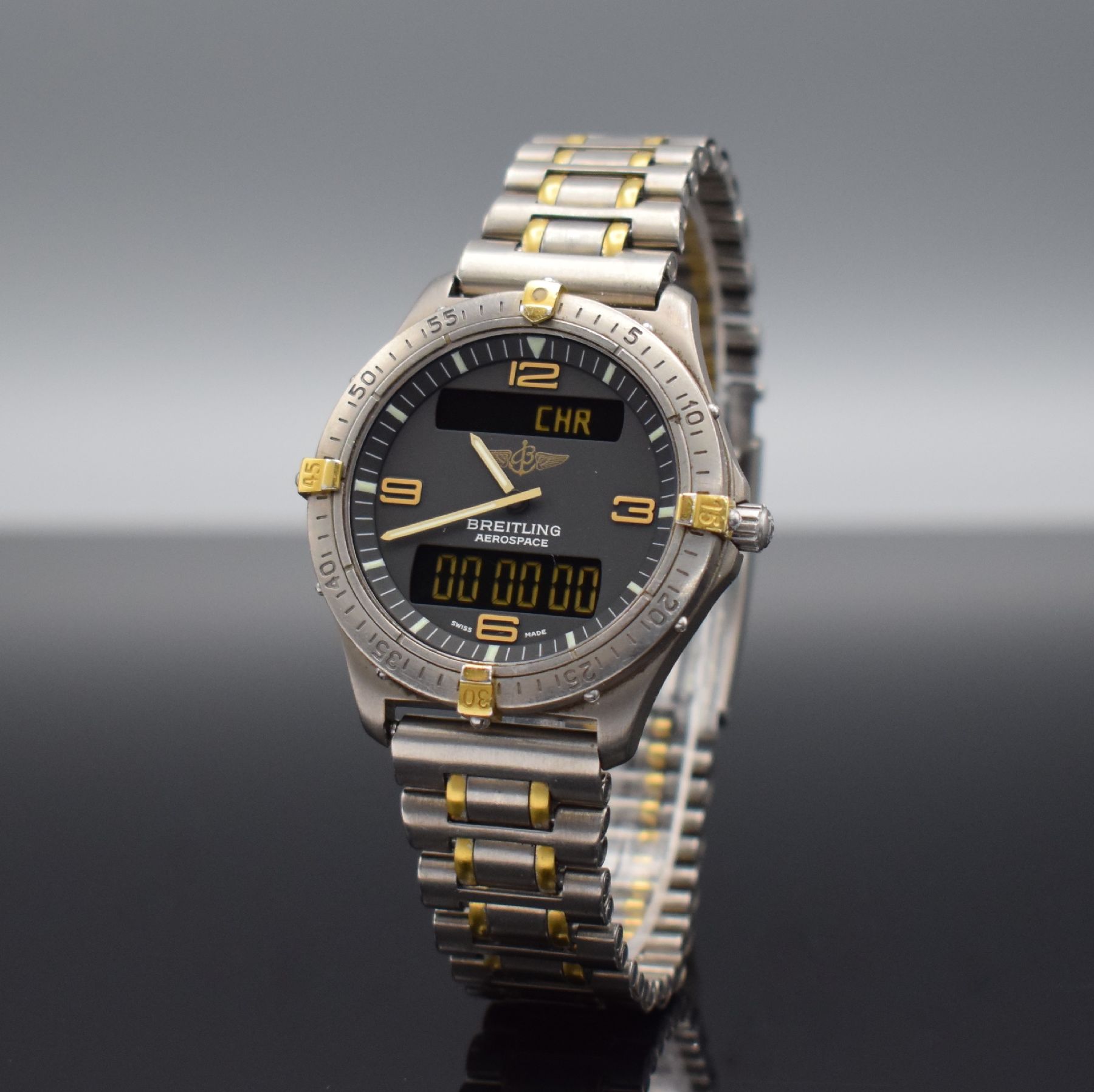 Detail d: BREITLING Aerospace Multifunktionsuhr in Titan/Gold Ref. F56062, Schweiz lt. orig. Papier verkauft 1995, quarz, satiniertes gedr. Geh., eins. drehb. ...