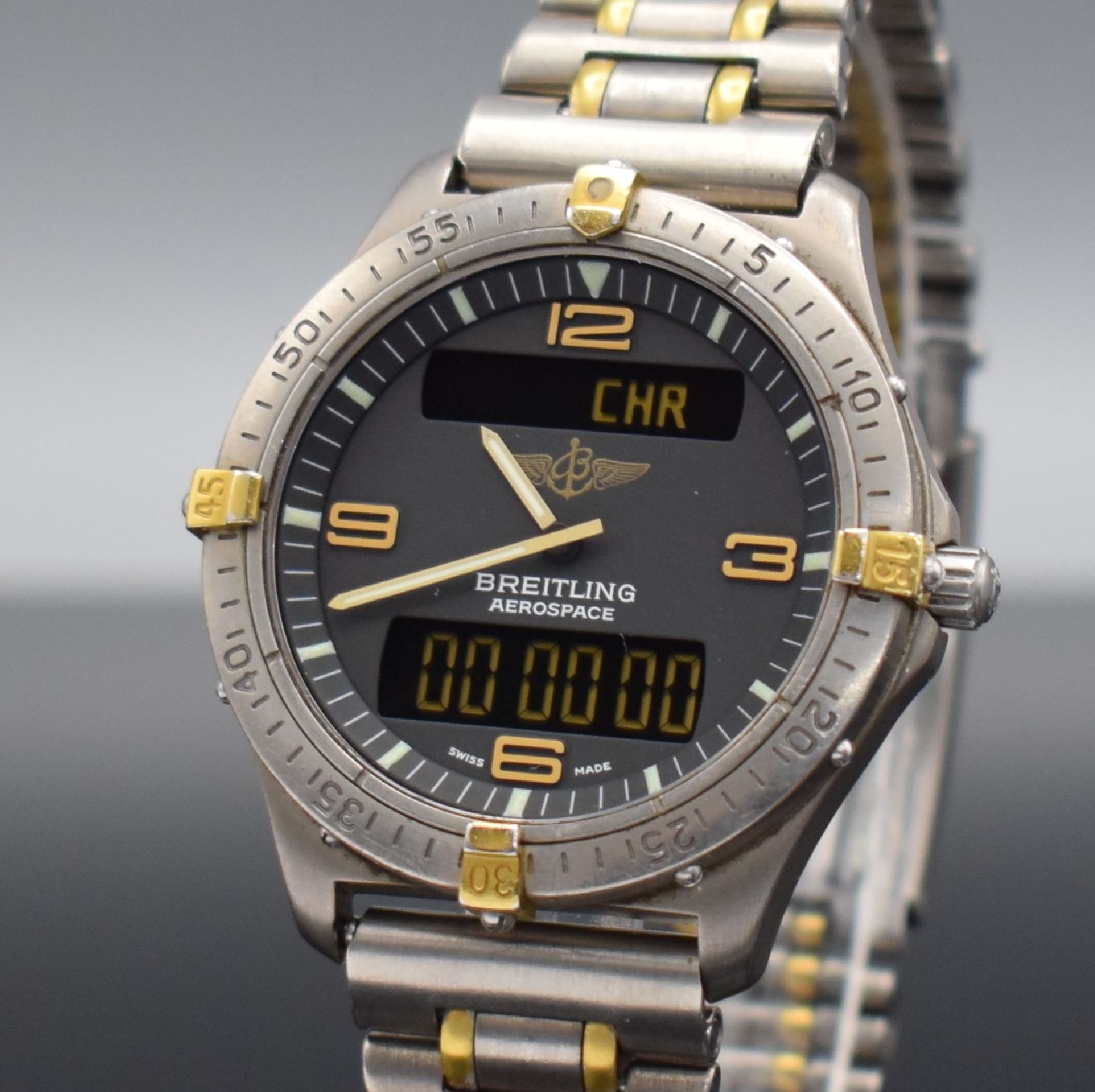 Detail e: BREITLING Aerospace Multifunktionsuhr in Titan/Gold Ref. F56062, Schweiz lt. orig. Papier verkauft 1995, quarz, satiniertes gedr. Geh., eins. drehb. ...