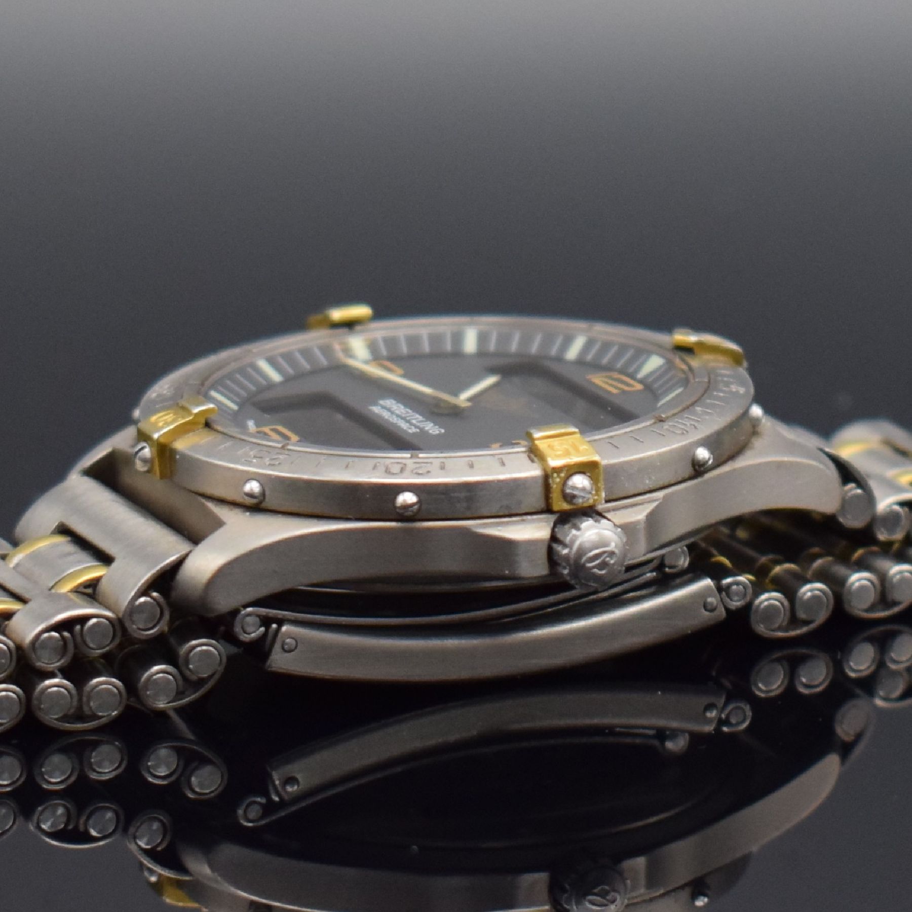 Detail g: BREITLING Aerospace Multifunktionsuhr in Titan/Gold Ref. F56062, Schweiz lt. orig. Papier verkauft 1995, quarz, satiniertes gedr. Geh., eins. drehb. ...