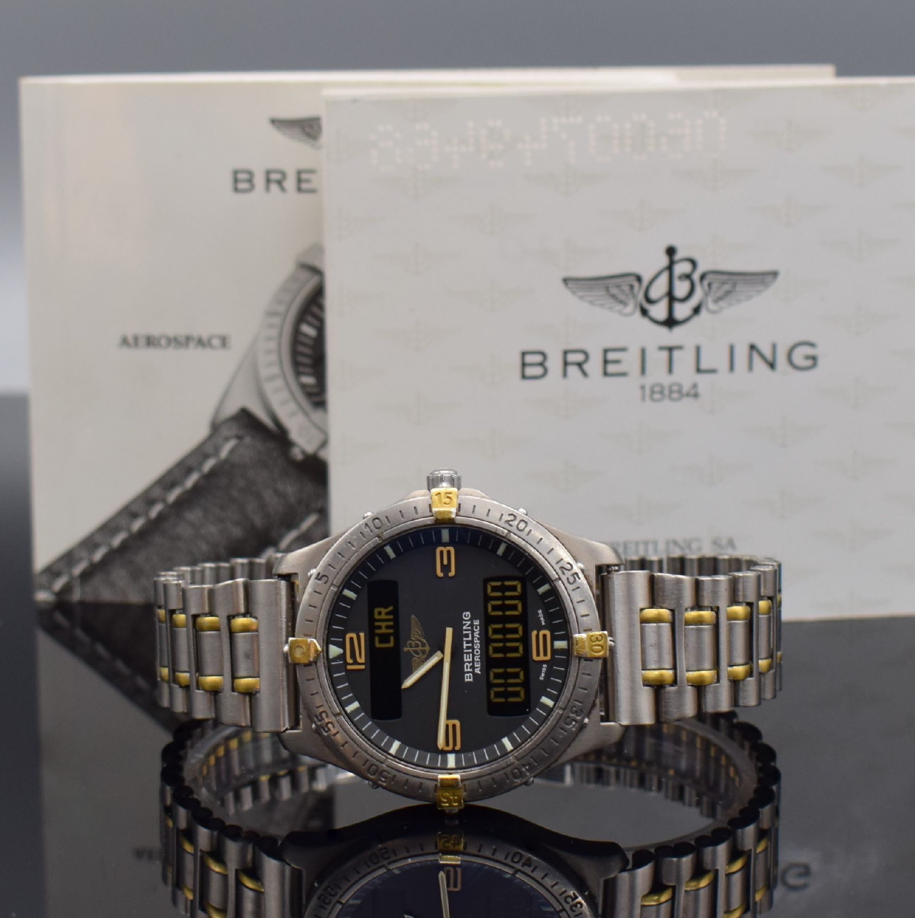 Detail i: BREITLING Aerospace Multifunktionsuhr in Titan/Gold Ref. F56062, Schweiz lt. orig. Papier verkauft 1995, quarz, satiniertes gedr. Geh., eins. drehb. ...