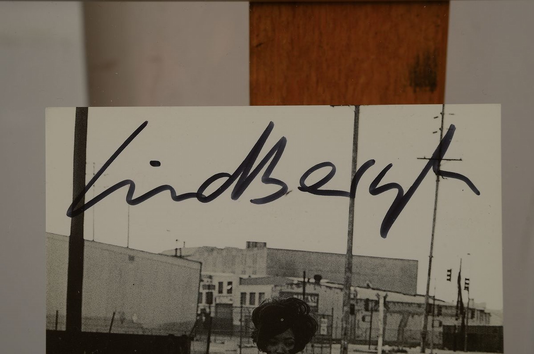 Detail a: Peter Lindbergh, 1944-2019, "Masterpiece", Kunstpostkarte, sign., zischen doppeltem Plexiglas gerahmt, Motiv ca. 15x10,5 cm