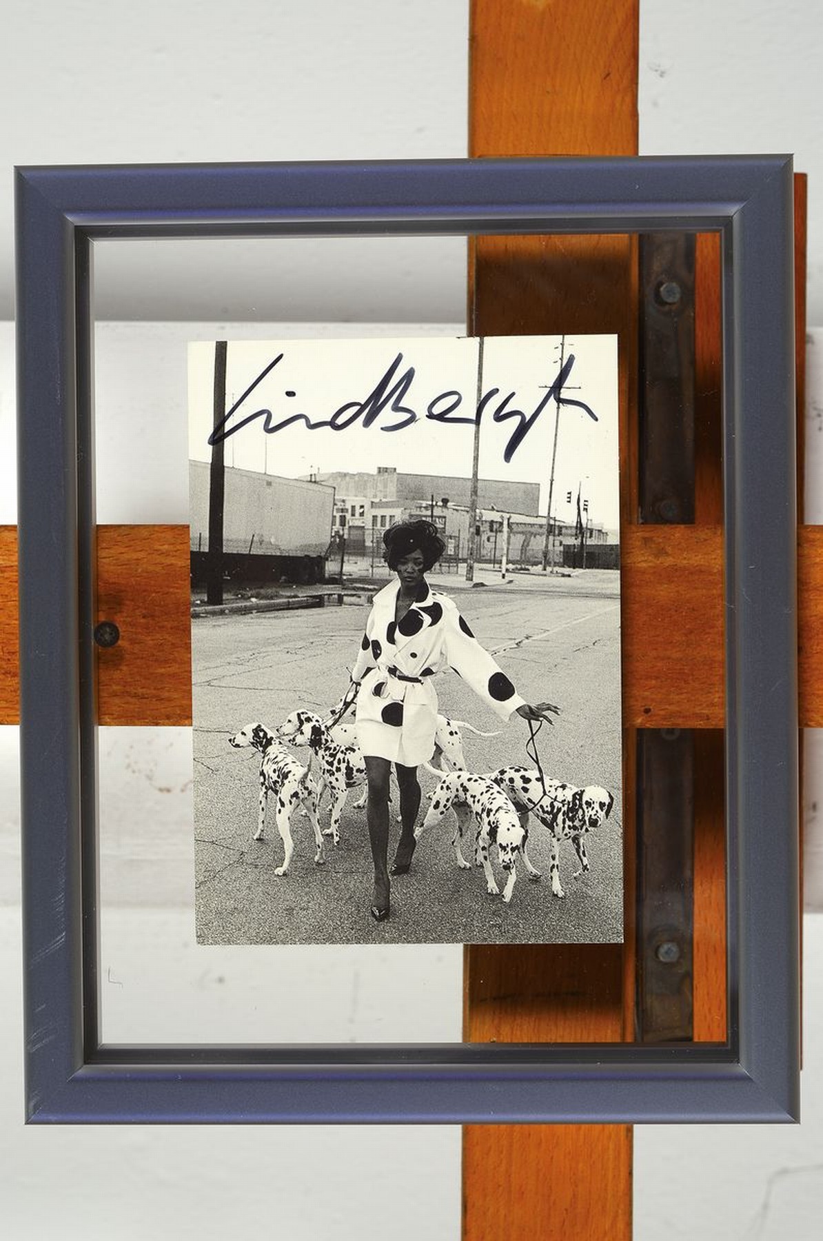Detail k: Peter Lindbergh, 1944-2019, "Masterpiece", Kunstpostkarte, sign., zischen doppeltem Plexiglas gerahmt, Motiv ca. 15x10,5 cm