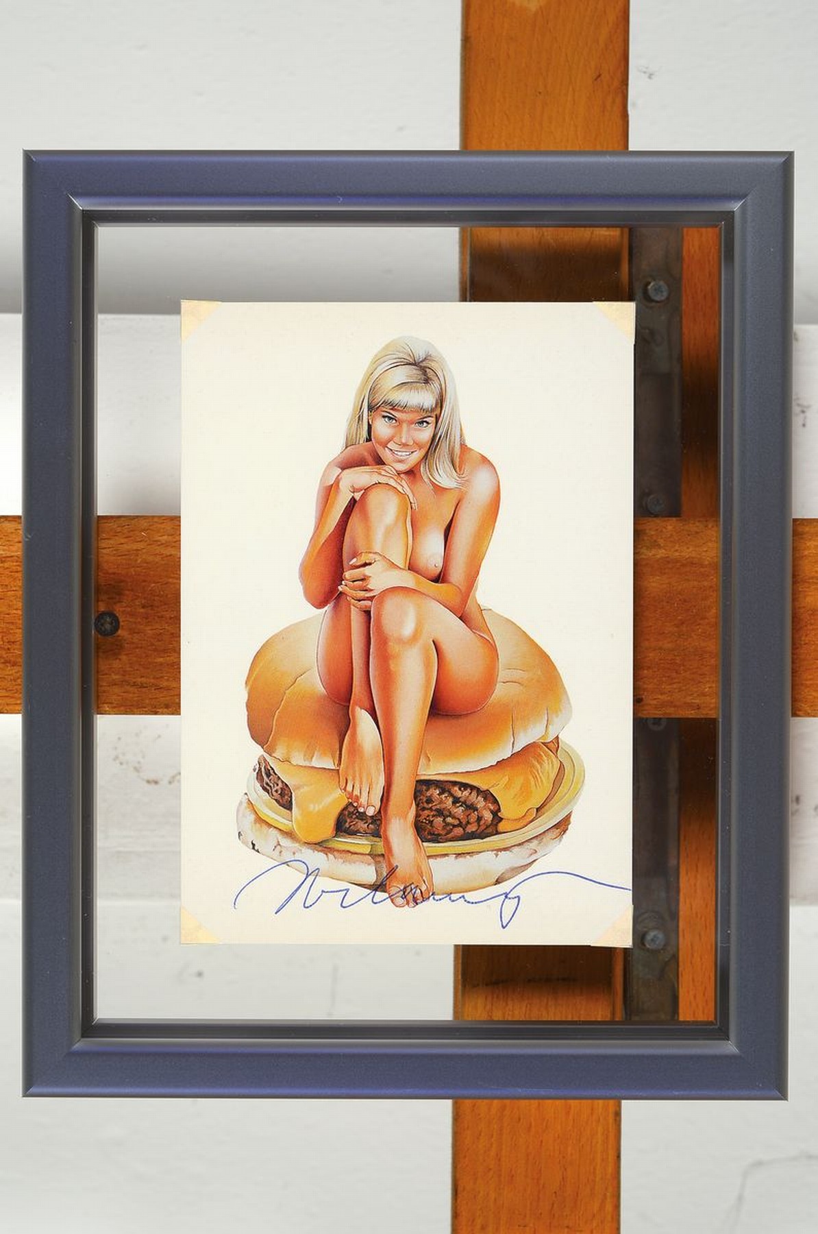 Detail k: Mel Ramos, 1935-2018, "Barbiburger", Kunstpostkarte, sign, zwischen doppeltem Plexiglas gerahmt, Motiv ca. 16x11,5 cm, gesamt ca. 23x19 cm