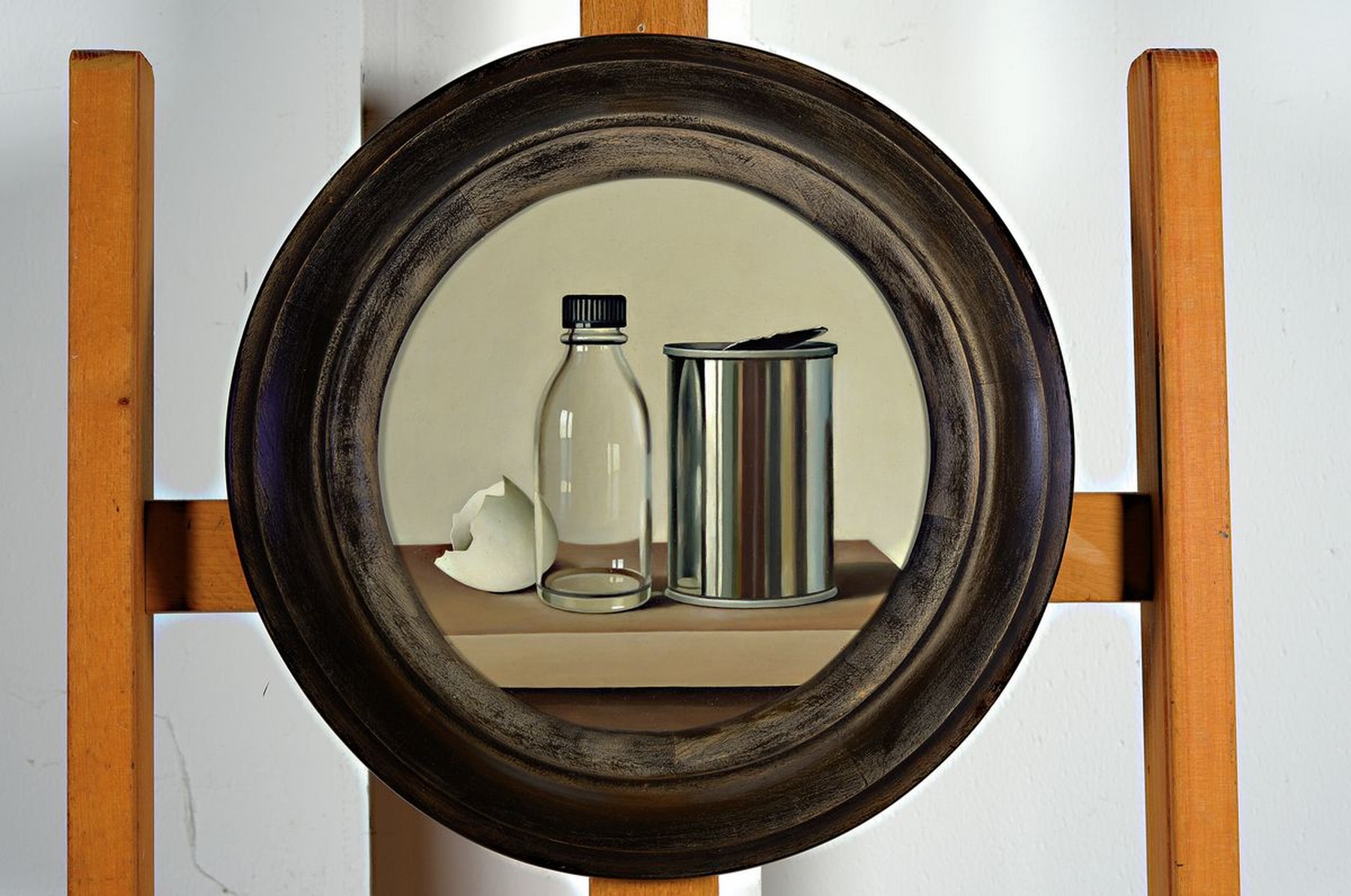 Detail k: Klaus Langkafel,, 1941 - 2007, Fotorealistische Malerei, Flasche und Dose, Öl/Holz, rückseitig mit Bleistift signiert rund, D. ca. 21.5 cm