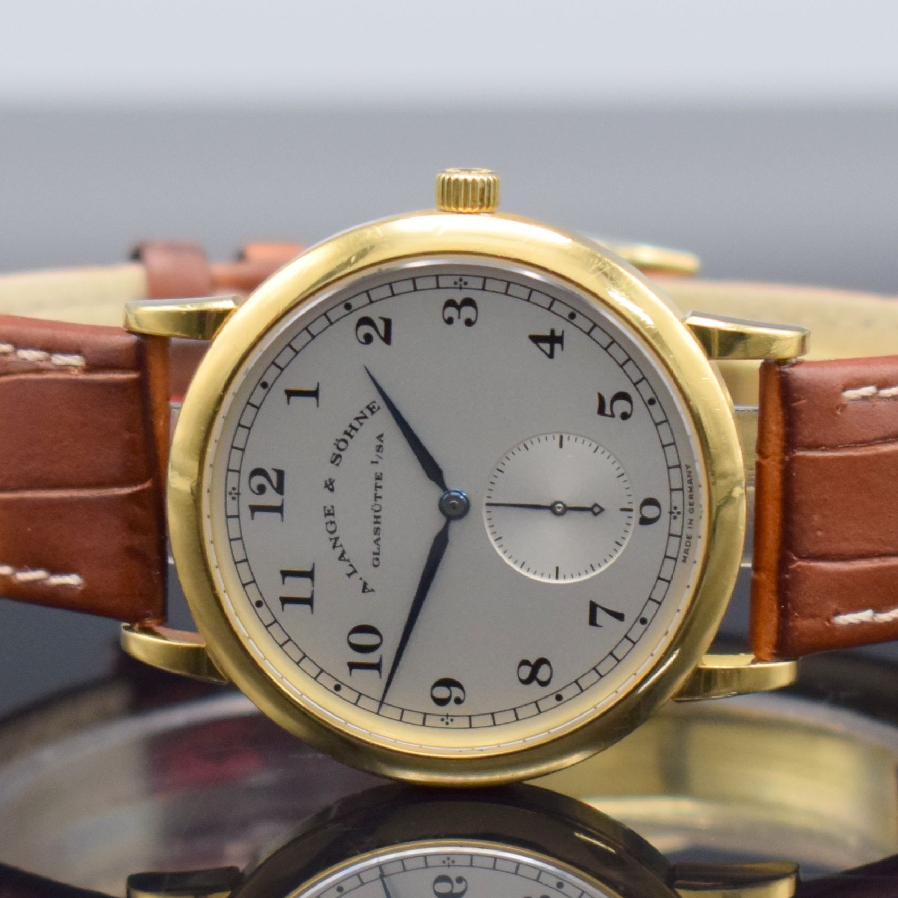 Detail a: A. LANGE & SÖHNE 1815 Herrenarmbanduhr in GG 750/000 Ref. 206.021, Deutschland um 2000, Handaufzug, beids. vergl. Geh., Boden 6-fach verschr., ...