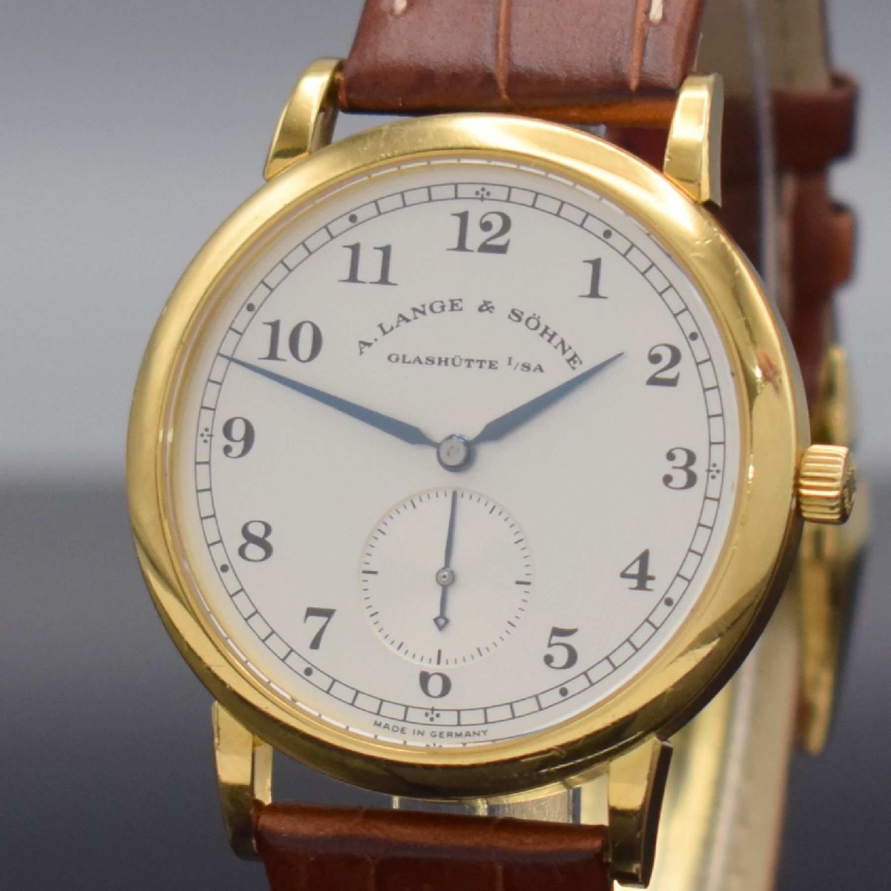 Detail c: A. LANGE & SÖHNE 1815 Herrenarmbanduhr in GG 750/000 Ref. 206.021, Deutschland um 2000, Handaufzug, beids. vergl. Geh., Boden 6-fach verschr., ...