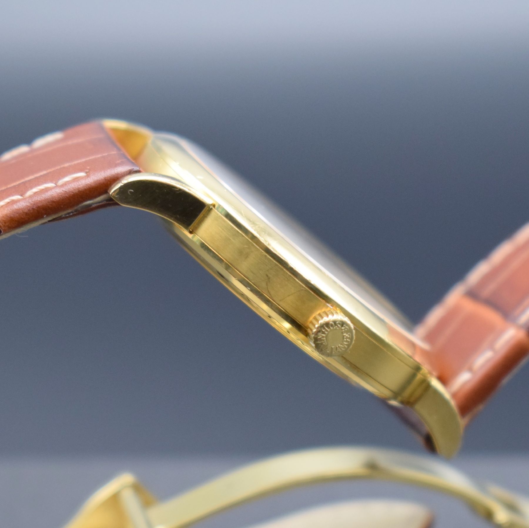 Detail d: A. LANGE & SÖHNE 1815 Herrenarmbanduhr in GG 750/000 Ref. 206.021, Deutschland um 2000, Handaufzug, beids. vergl. Geh., Boden 6-fach verschr., ...