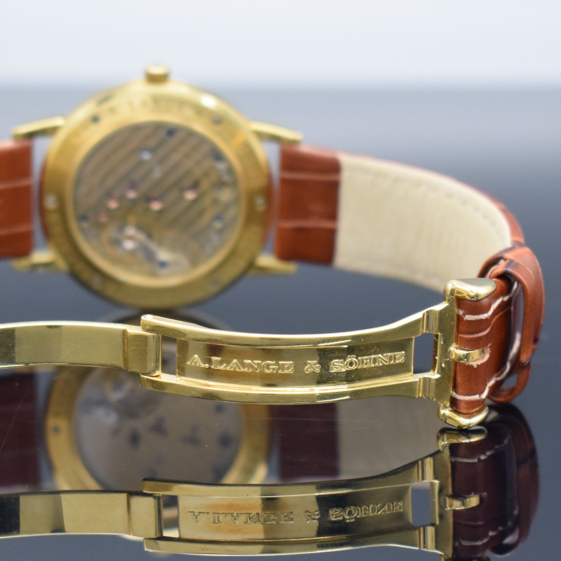 Detail e: A. LANGE & SÖHNE 1815 Herrenarmbanduhr in GG 750/000 Ref. 206.021, Deutschland um 2000, Handaufzug, beids. vergl. Geh., Boden 6-fach verschr., ...