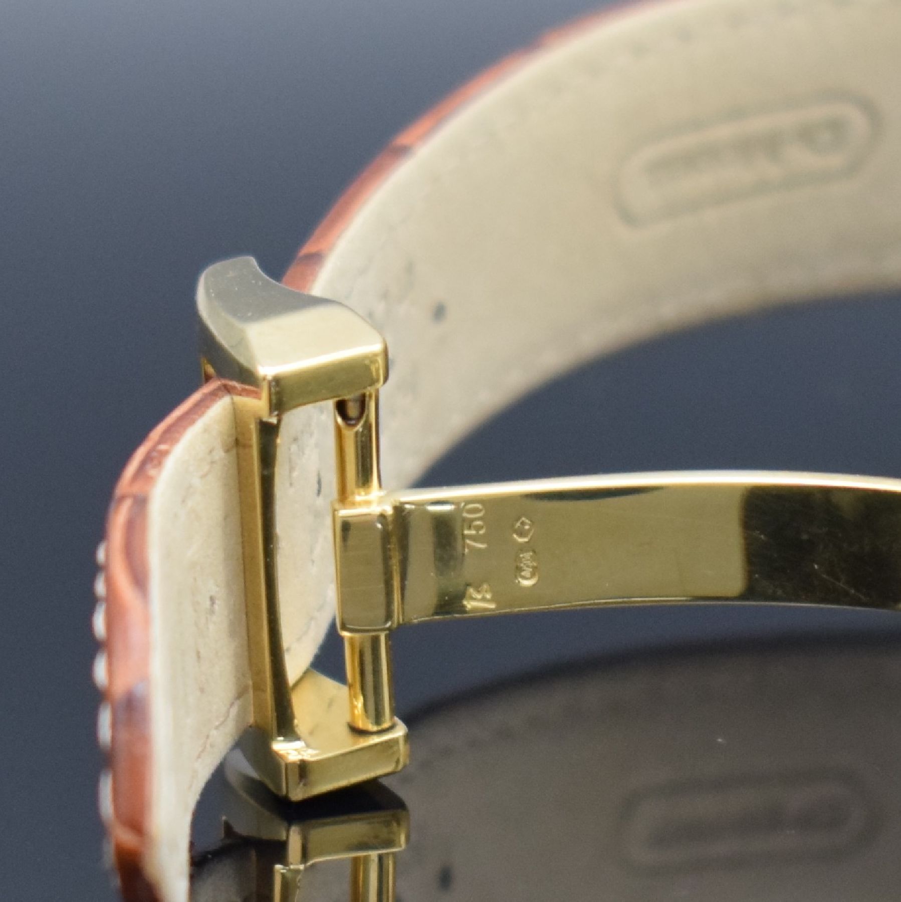Detail f: A. LANGE & SÖHNE 1815 Herrenarmbanduhr in GG 750/000 Ref. 206.021, Deutschland um 2000, Handaufzug, beids. vergl. Geh., Boden 6-fach verschr., ...