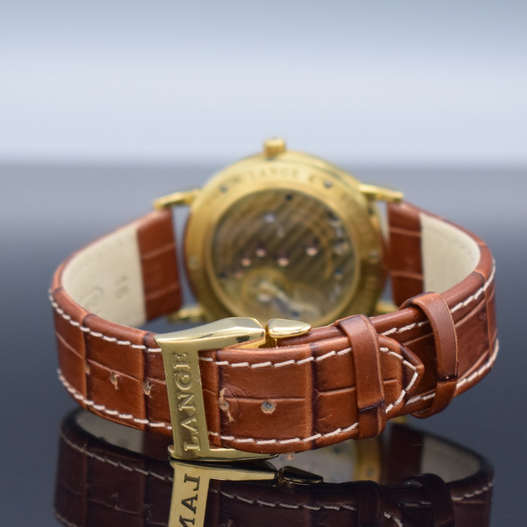 Detail g: A. LANGE & SÖHNE 1815 Herrenarmbanduhr in GG 750/000 Ref. 206.021, Deutschland um 2000, Handaufzug, beids. vergl. Geh., Boden 6-fach verschr., ...