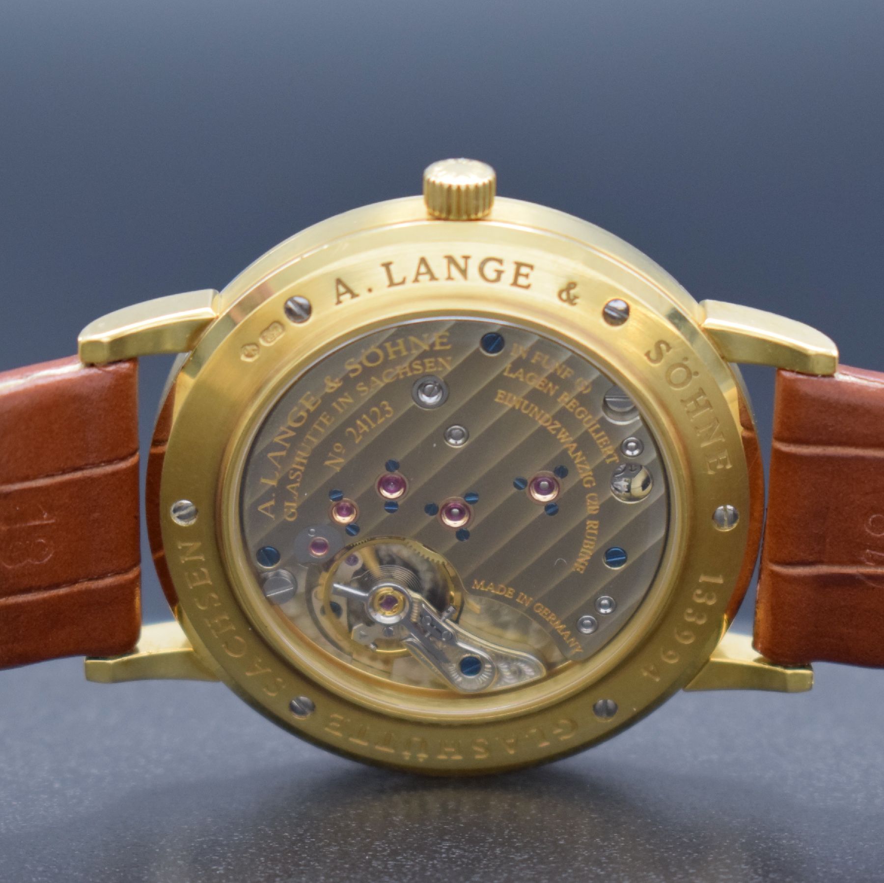 Detail h: A. LANGE & SÖHNE 1815 Herrenarmbanduhr in GG 750/000 Ref. 206.021, Deutschland um 2000, Handaufzug, beids. vergl. Geh., Boden 6-fach verschr., ...