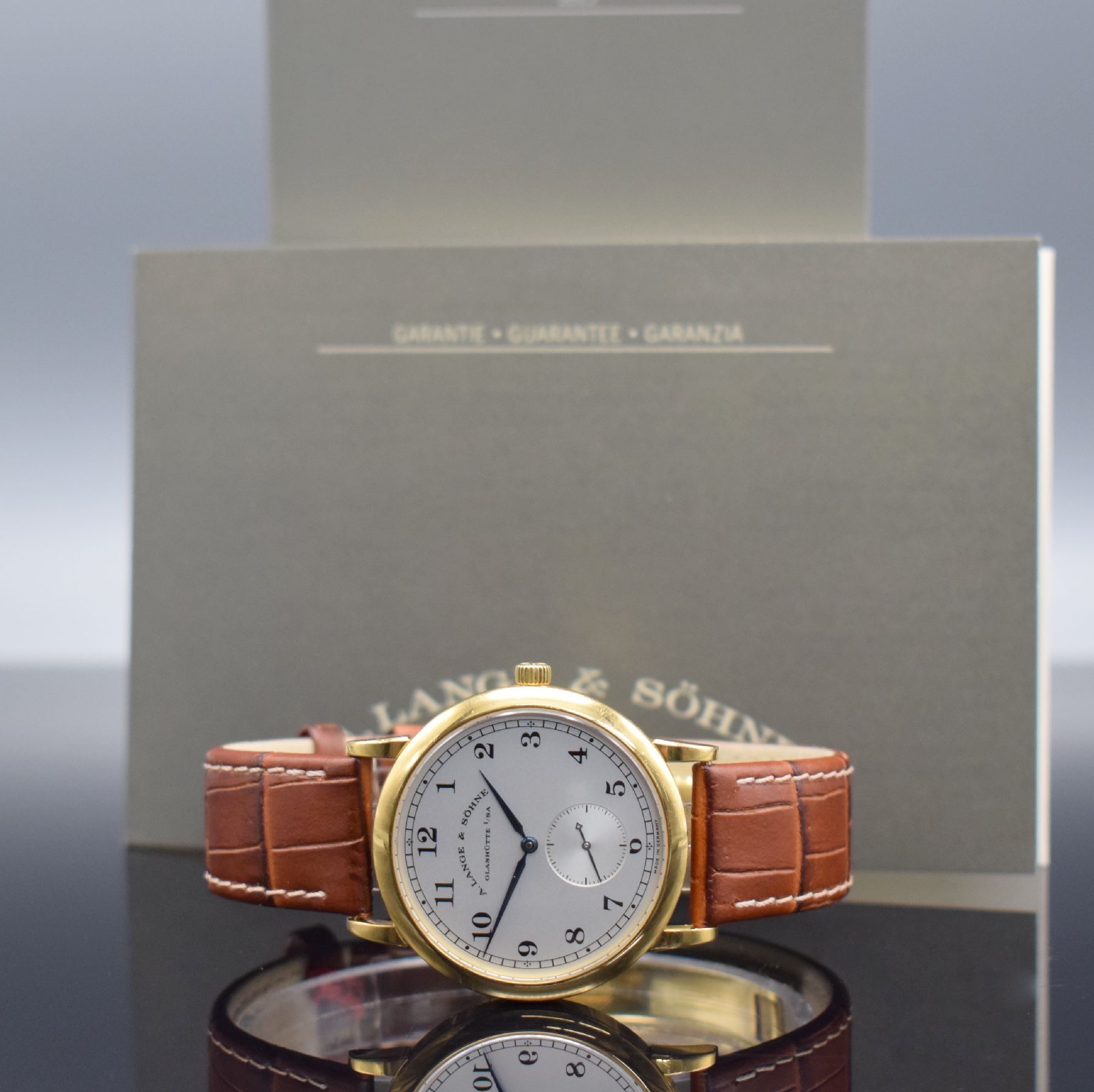 Detail i: A. LANGE & SÖHNE 1815 Herrenarmbanduhr in GG 750/000 Ref. 206.021, Deutschland um 2000, Handaufzug, beids. vergl. Geh., Boden 6-fach verschr., ...