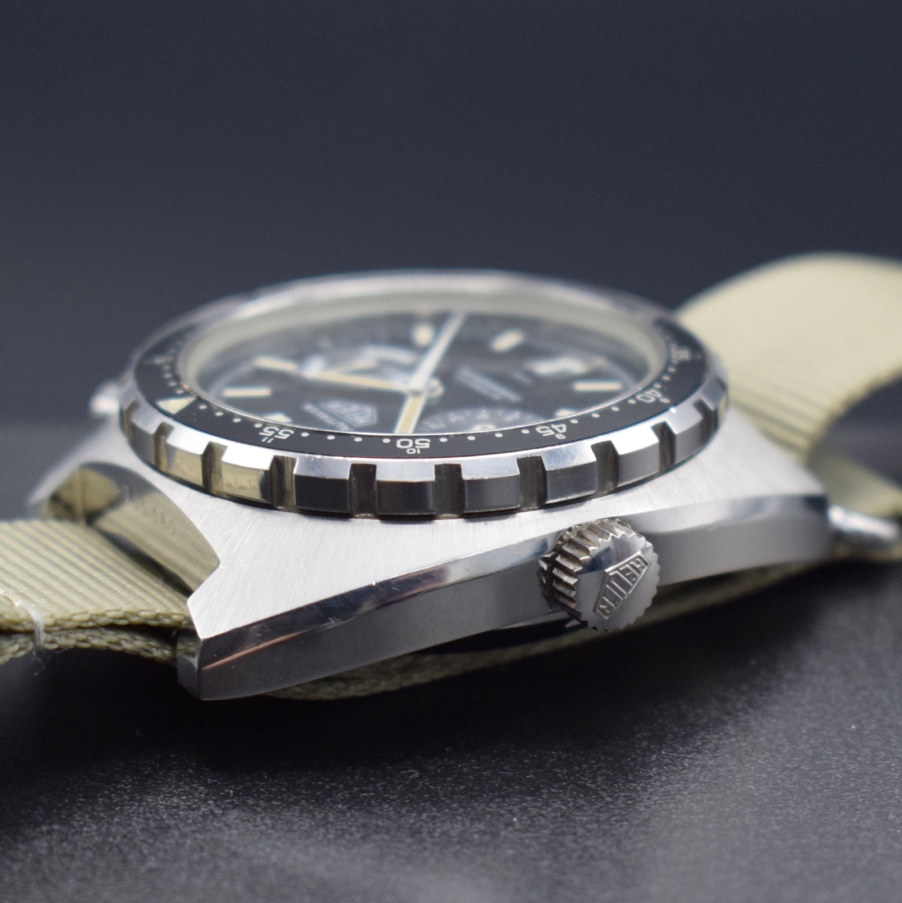 Detail d: HEUER Autavia Herrenarmbanduhr in Edelstahl mit Chronograph Ref.-Nr. 11063V, Schweiz um 1980, Automatik, massives Gehäuse, Boden geschr., eins. ...