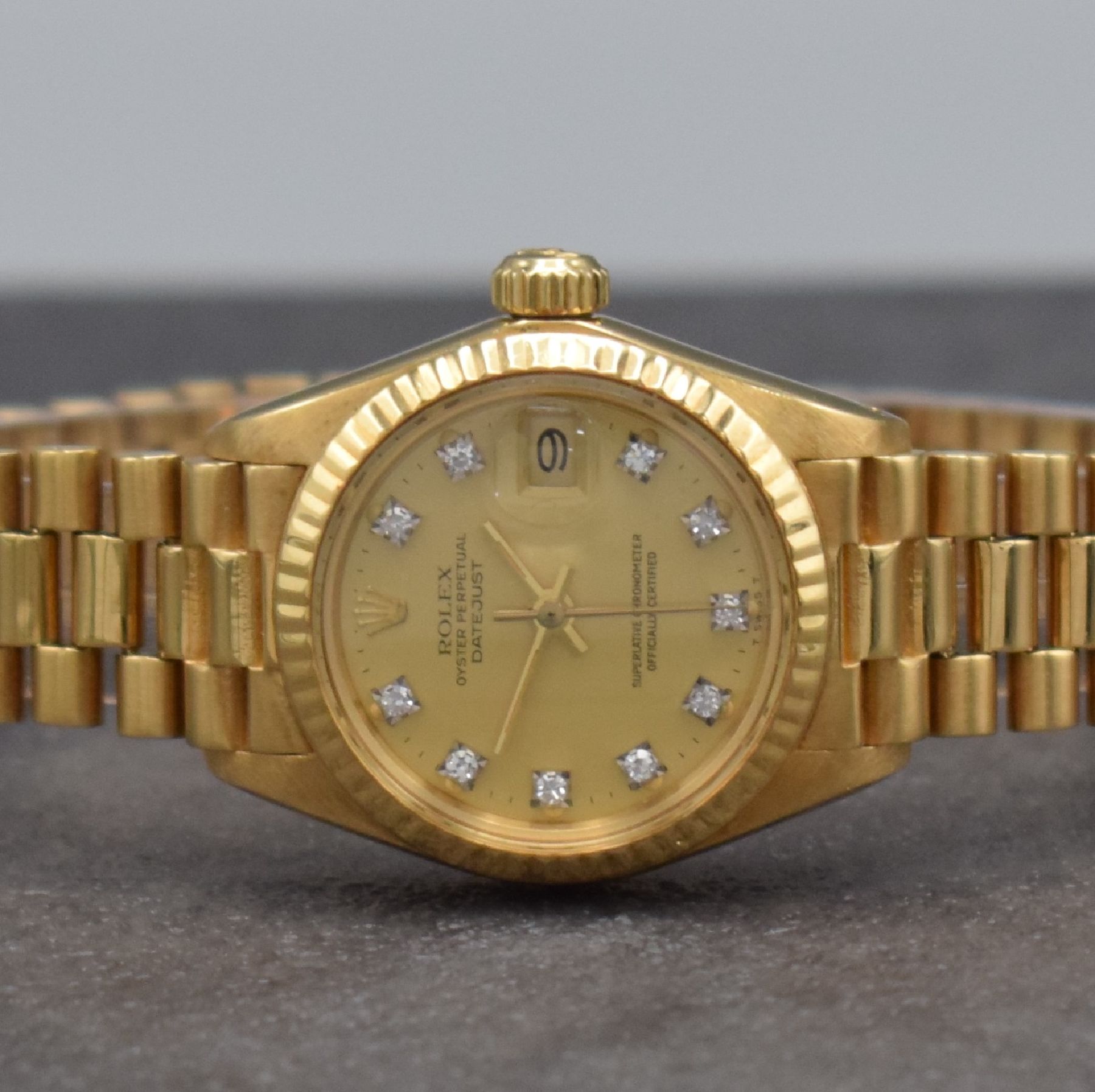 Detail a: ROLEX Datejust Damenarmbanduhr in GG 750/000, Schweiz um 1980, Automatik, Ref. 6917, verschr. Oystergehäuse inkl. Presidentband m. Faltschl., gold. ...