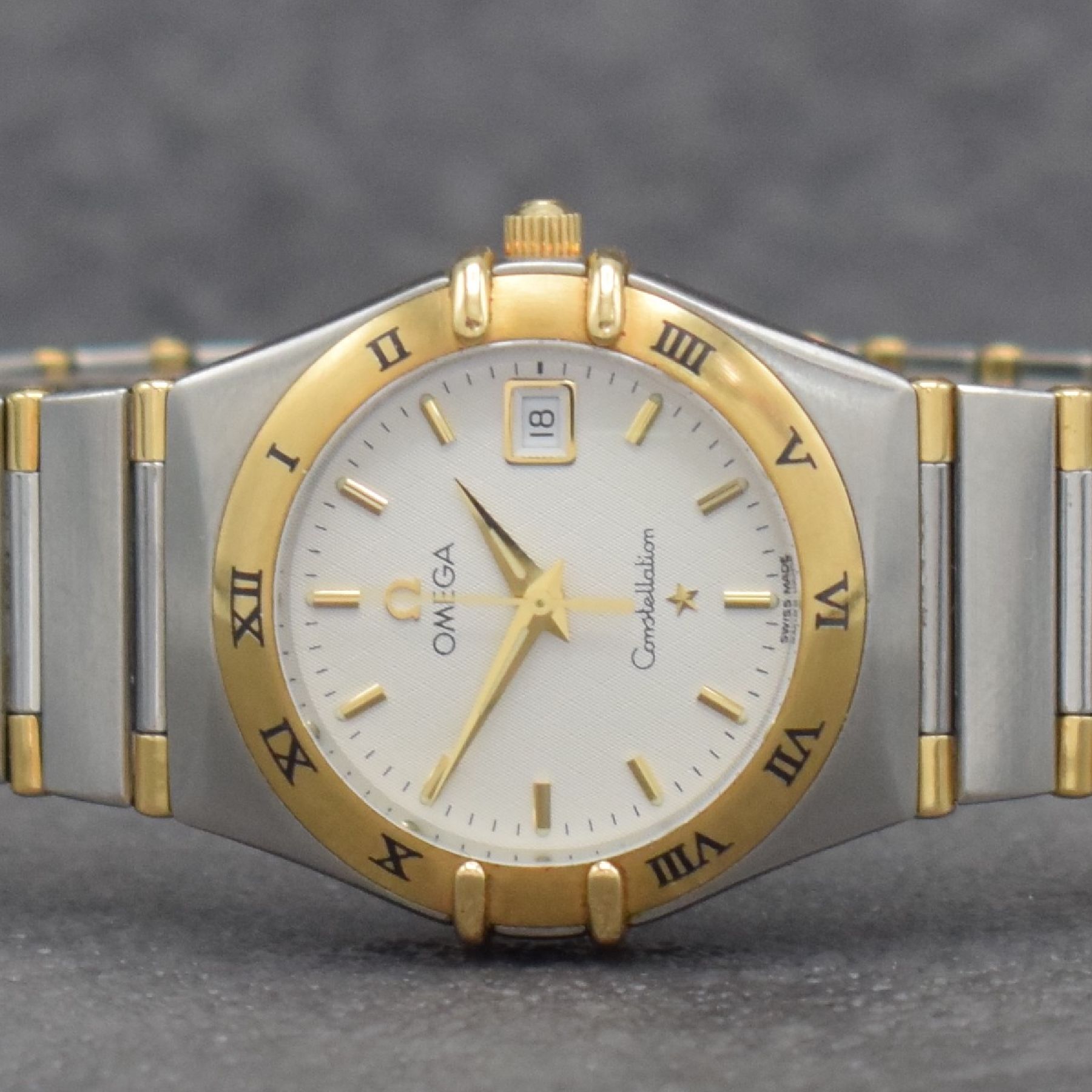 Detail a: OMEGA Constellation Damenarmbanduhr, Schweiz 1996, quarz, Edelstahl/Gold komb., 2-teil. Gehäuse, Boden gedr., Gliederbd. m. Faltschl.,Goldlünette ...