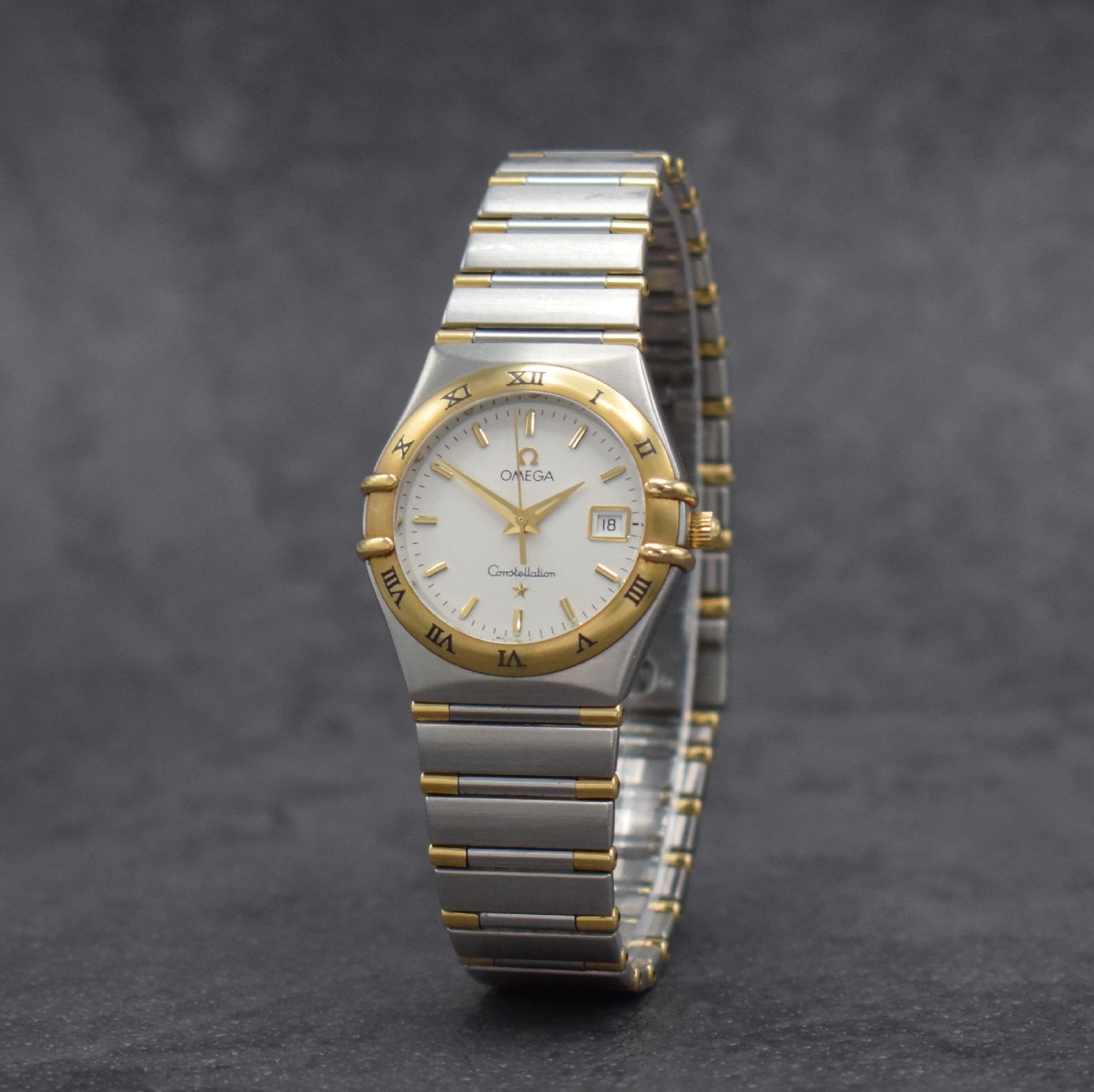 Detail b: OMEGA Constellation Damenarmbanduhr, Schweiz 1996, quarz, Edelstahl/Gold komb., 2-teil. Gehäuse, Boden gedr., Gliederbd. m. Faltschl.,Goldlünette ...