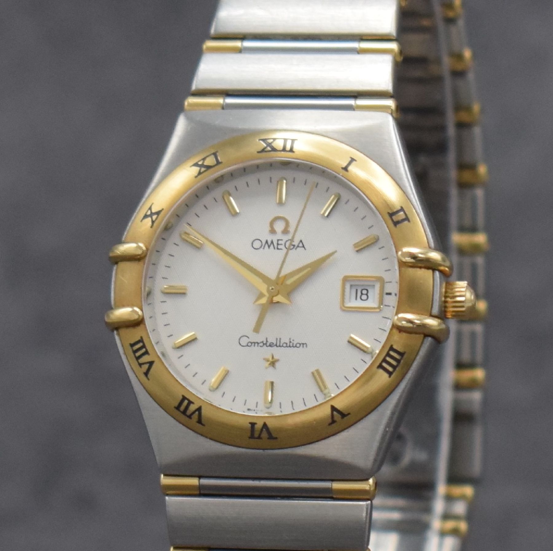 Detail c: OMEGA Constellation Damenarmbanduhr, Schweiz 1996, quarz, Edelstahl/Gold komb., 2-teil. Gehäuse, Boden gedr., Gliederbd. m. Faltschl.,Goldlünette ...