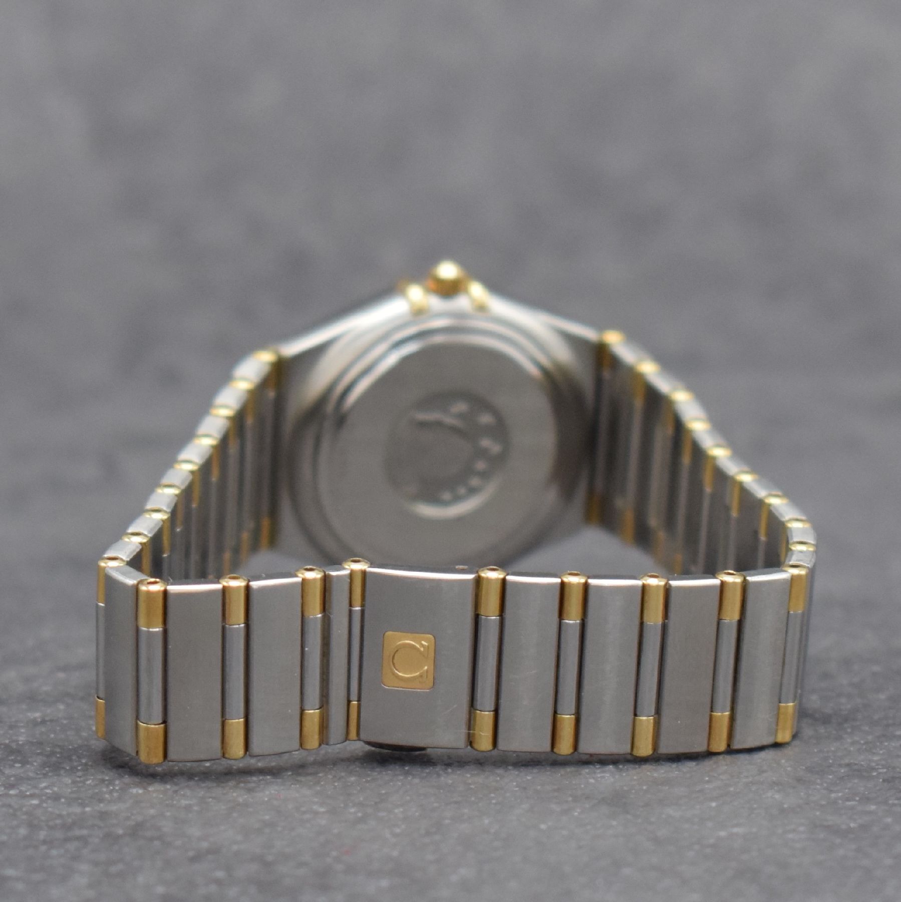 Detail d: OMEGA Constellation Damenarmbanduhr, Schweiz 1996, quarz, Edelstahl/Gold komb., 2-teil. Gehäuse, Boden gedr., Gliederbd. m. Faltschl.,Goldlünette ...