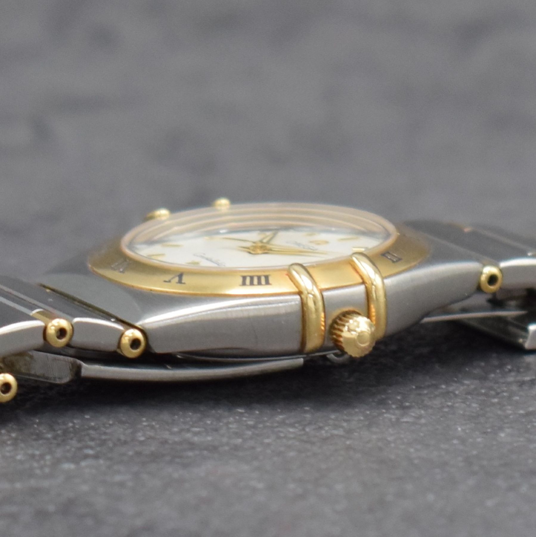 Detail e: OMEGA Constellation Damenarmbanduhr, Schweiz 1996, quarz, Edelstahl/Gold komb., 2-teil. Gehäuse, Boden gedr., Gliederbd. m. Faltschl.,Goldlünette ...