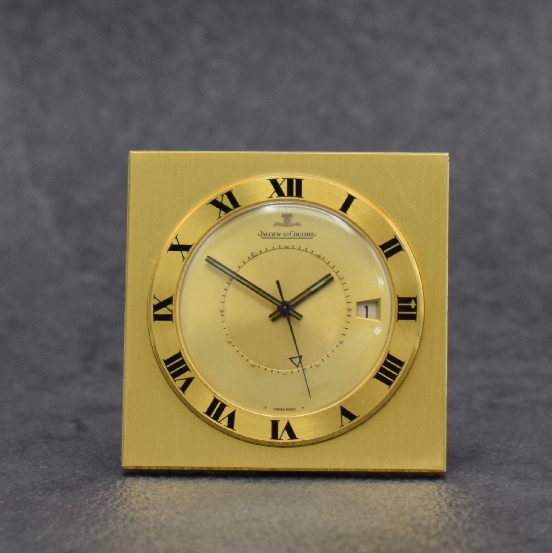 Jaeger-LeCoultre Tischührchen mit Wecker, Schweiz um 1970, aufstellbares verg. Gehäuse, Boden aufgedr., Lünette m. röm. Zahlen, gold. Zifferbl., ...