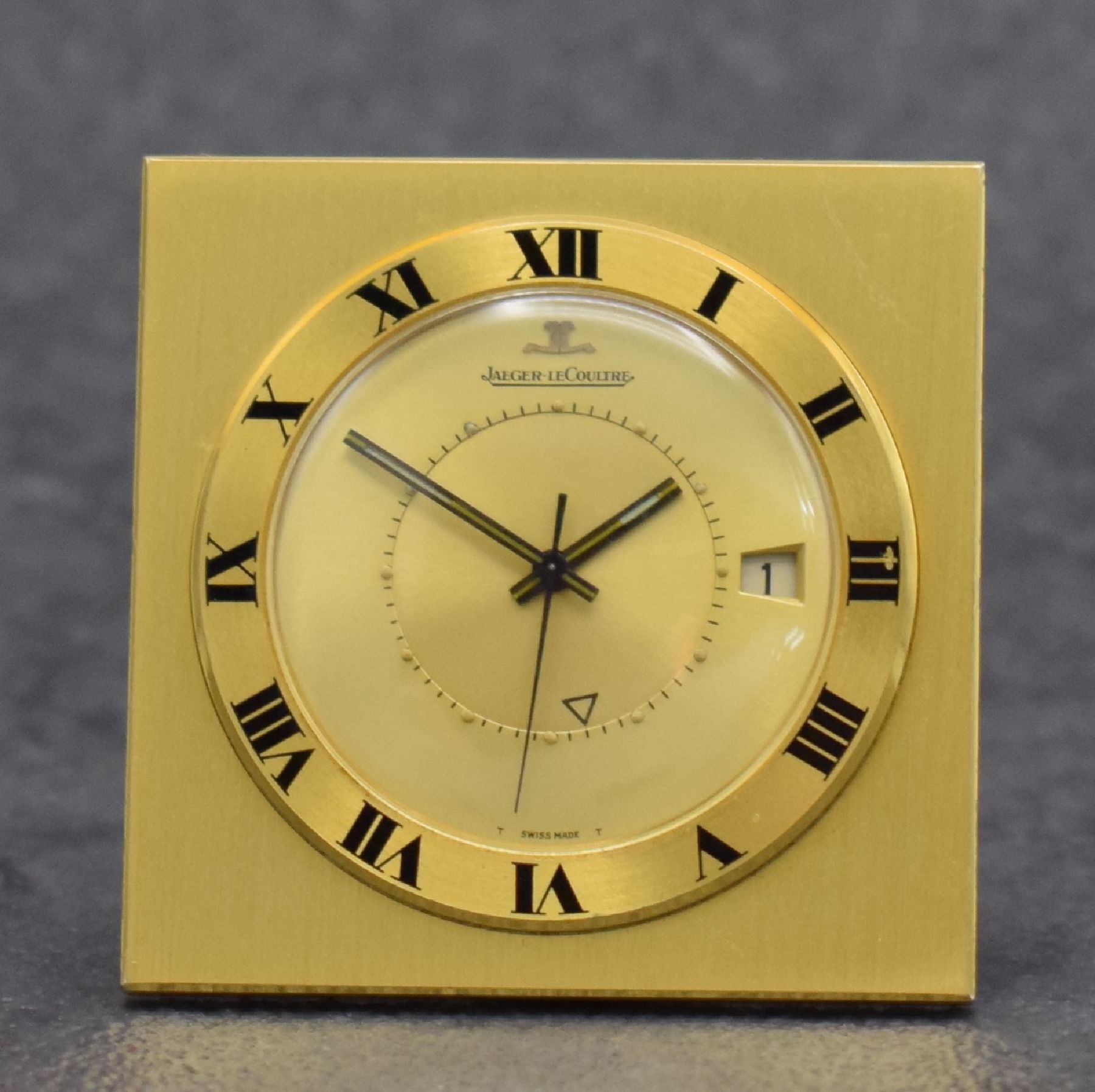 Detail a: Jaeger-LeCoultre Tischührchen mit Wecker, Schweiz um 1970, aufstellbares verg. Gehäuse, Boden aufgedr., Lünette m. röm. Zahlen, gold. Zifferbl., ...
