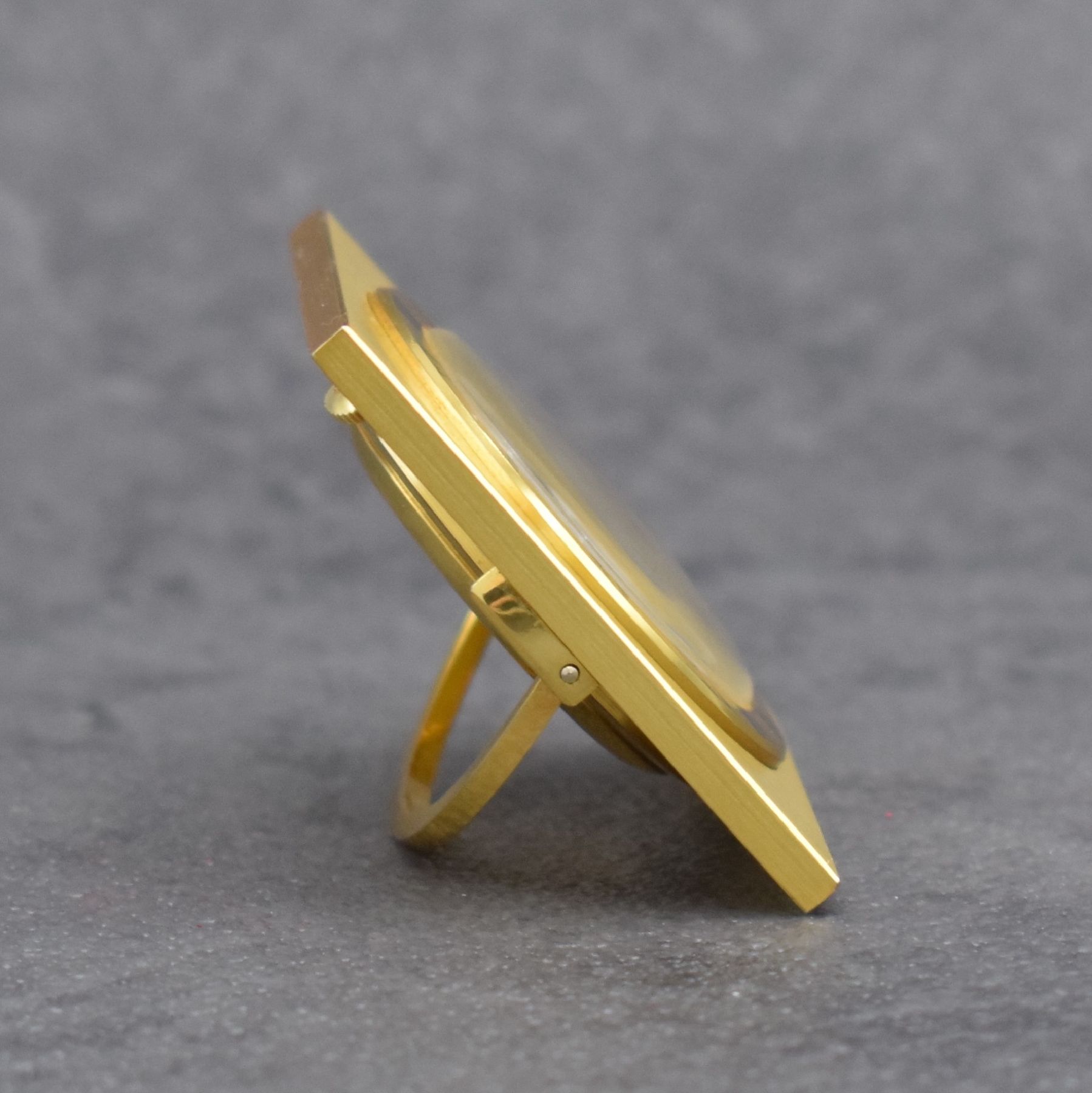 Detail b: Jaeger-LeCoultre Tischührchen mit Wecker, Schweiz um 1970, aufstellbares verg. Gehäuse, Boden aufgedr., Lünette m. röm. Zahlen, gold. Zifferbl., ...