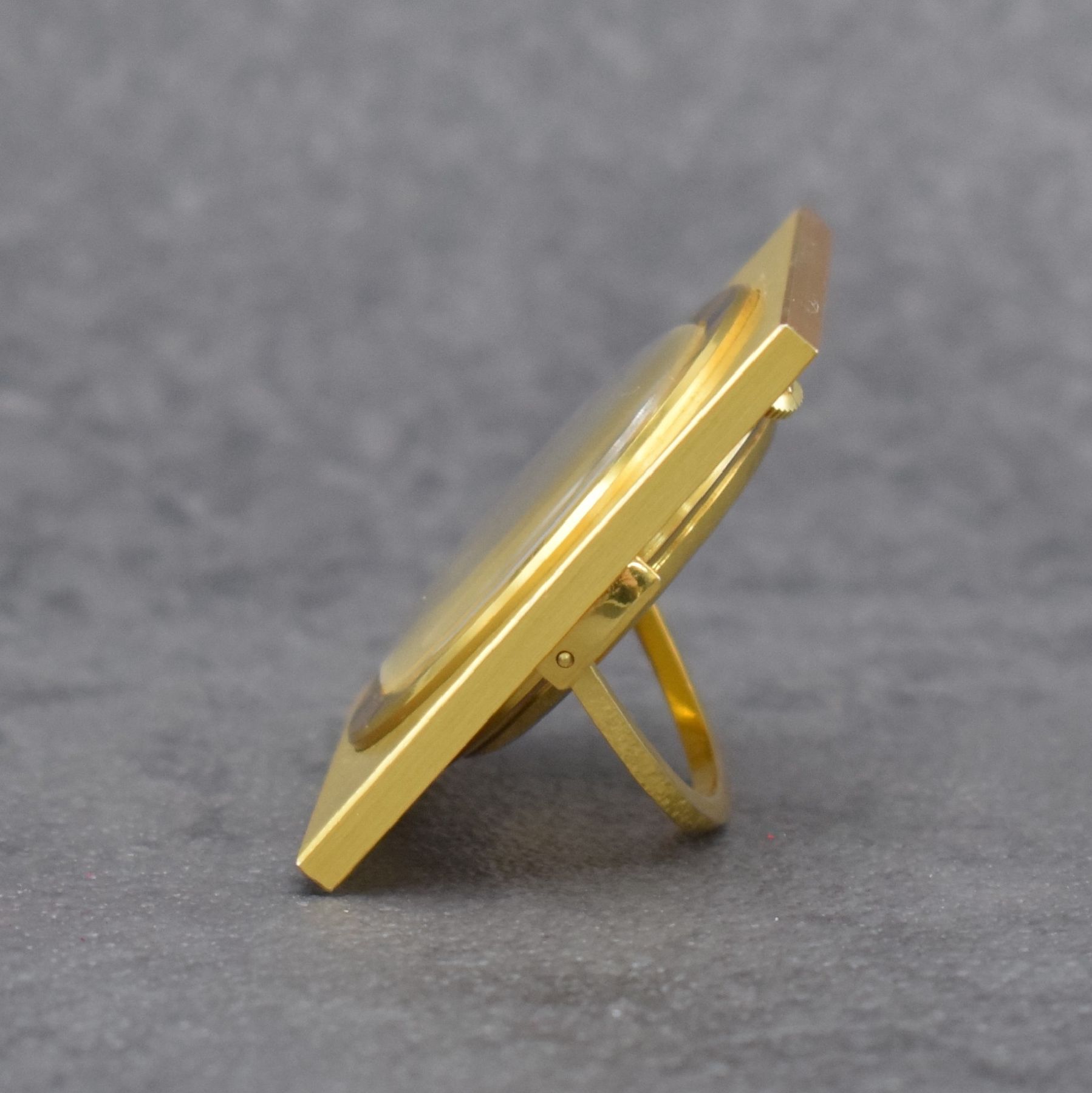 Detail c: Jaeger-LeCoultre Tischührchen mit Wecker, Schweiz um 1970, aufstellbares verg. Gehäuse, Boden aufgedr., Lünette m. röm. Zahlen, gold. Zifferbl., ...