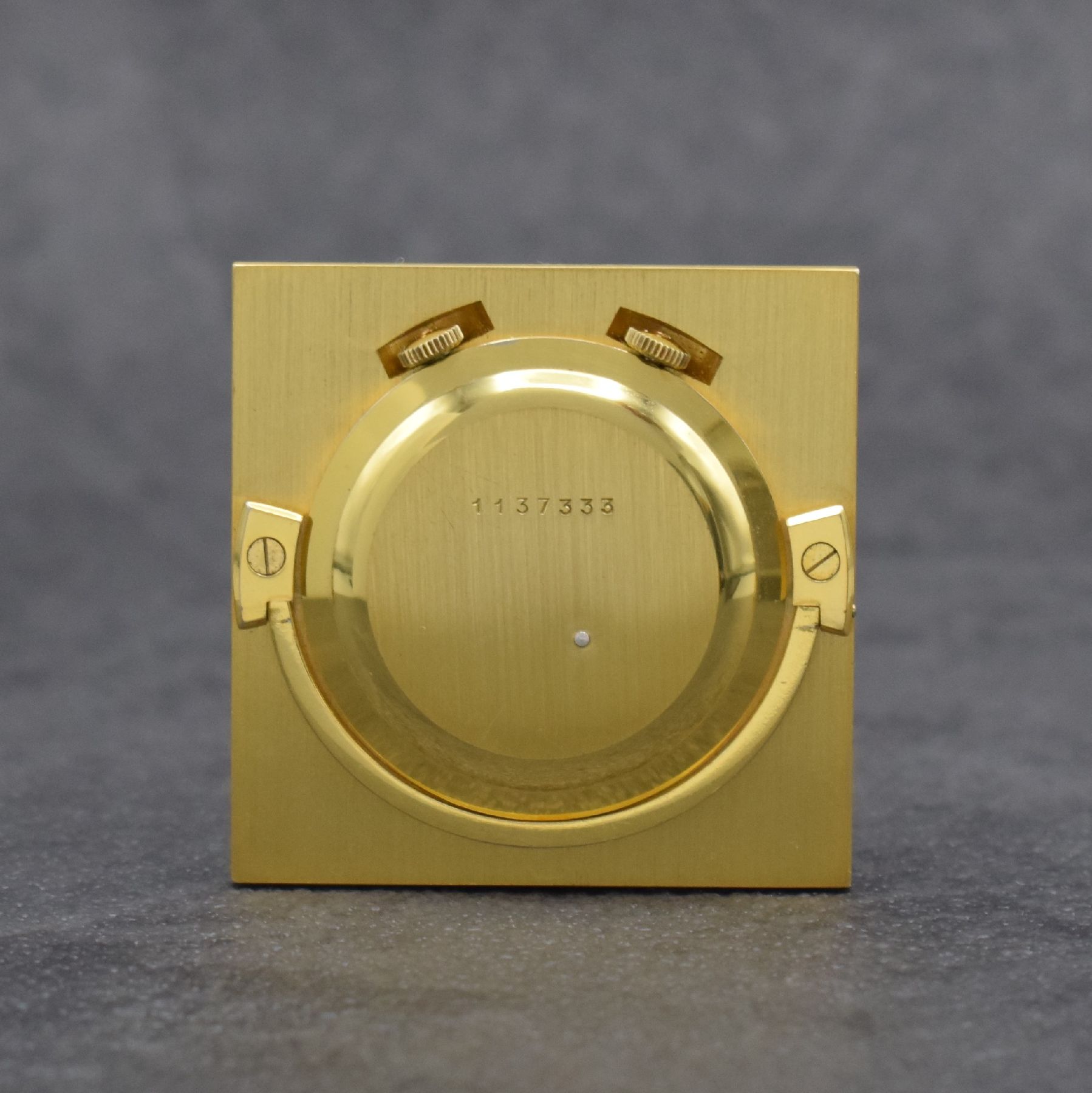 Detail d: Jaeger-LeCoultre Tischührchen mit Wecker, Schweiz um 1970, aufstellbares verg. Gehäuse, Boden aufgedr., Lünette m. röm. Zahlen, gold. Zifferbl., ...