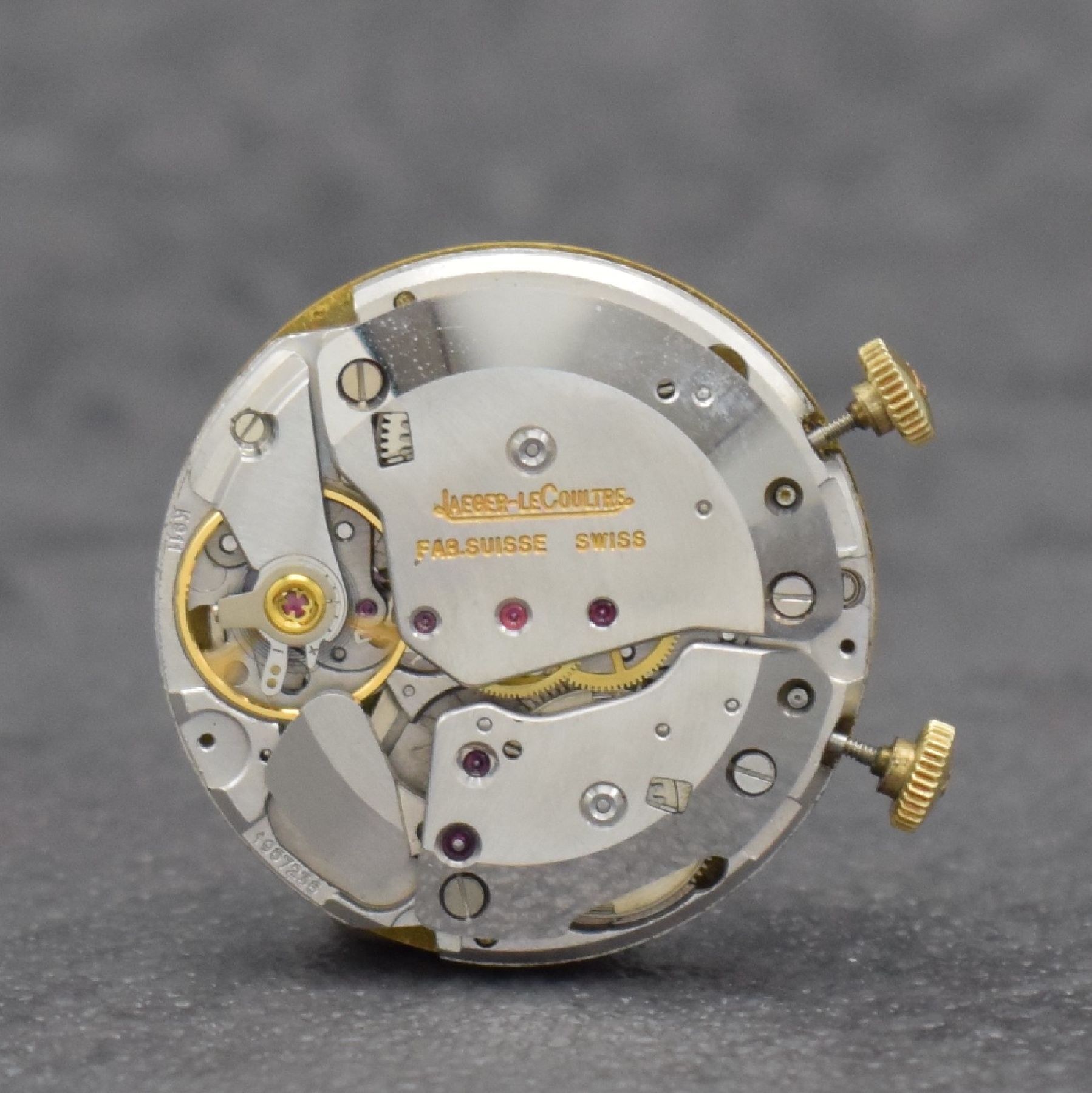 Detail e: Jaeger-LeCoultre Tischührchen mit Wecker, Schweiz um 1970, aufstellbares verg. Gehäuse, Boden aufgedr., Lünette m. röm. Zahlen, gold. Zifferbl., ...