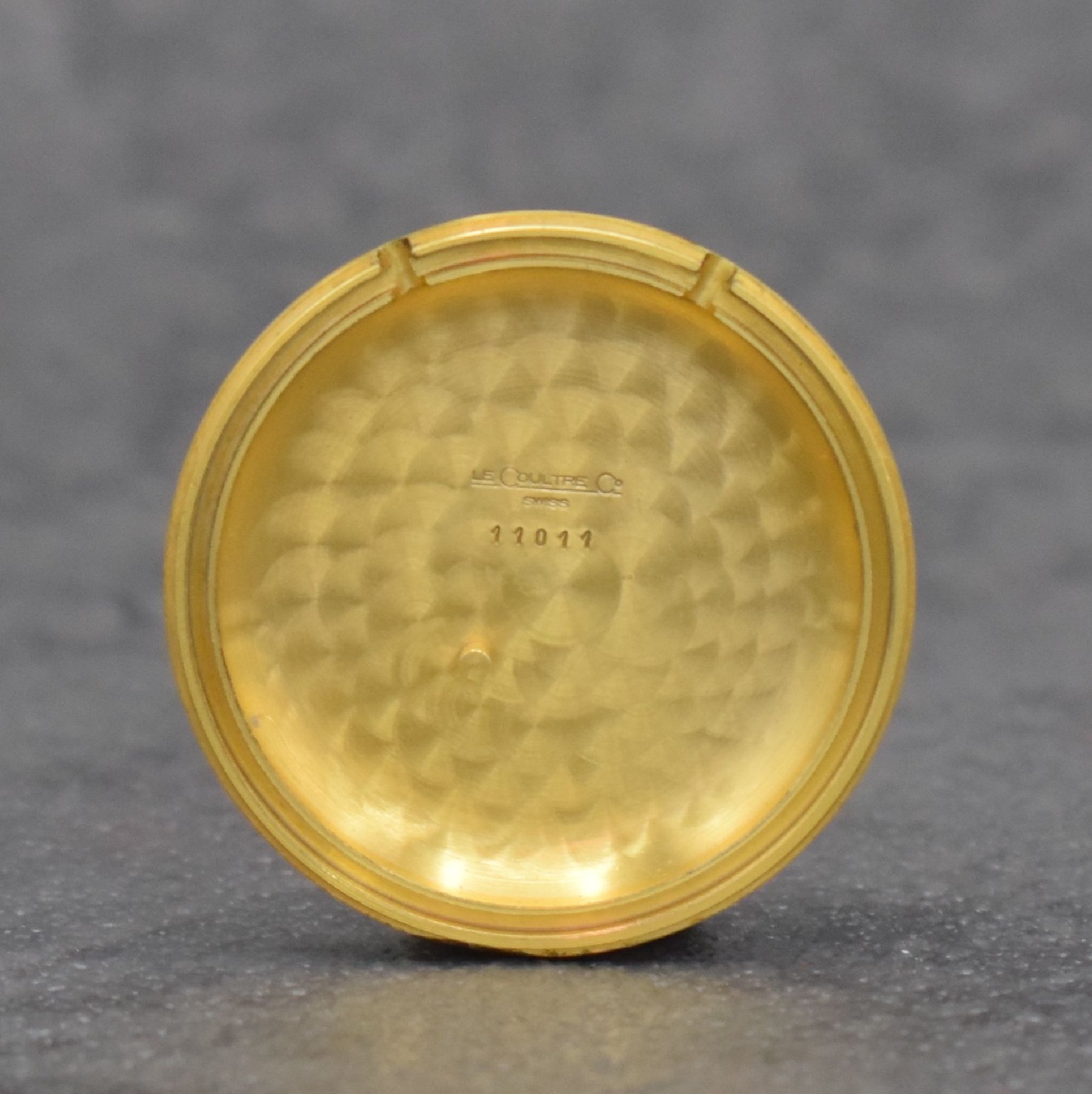 Detail f: Jaeger-LeCoultre Tischührchen mit Wecker, Schweiz um 1970, aufstellbares verg. Gehäuse, Boden aufgedr., Lünette m. röm. Zahlen, gold. Zifferbl., ...