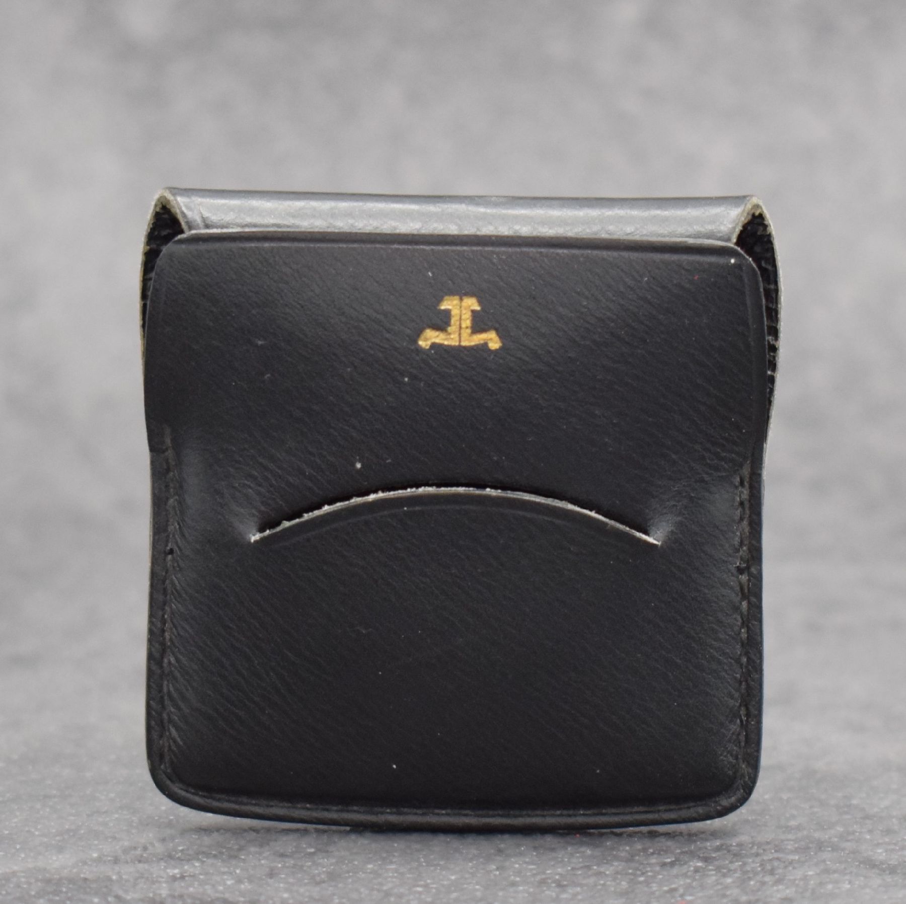 Detail g: Jaeger-LeCoultre Tischührchen mit Wecker, Schweiz um 1970, aufstellbares verg. Gehäuse, Boden aufgedr., Lünette m. röm. Zahlen, gold. Zifferbl., ...