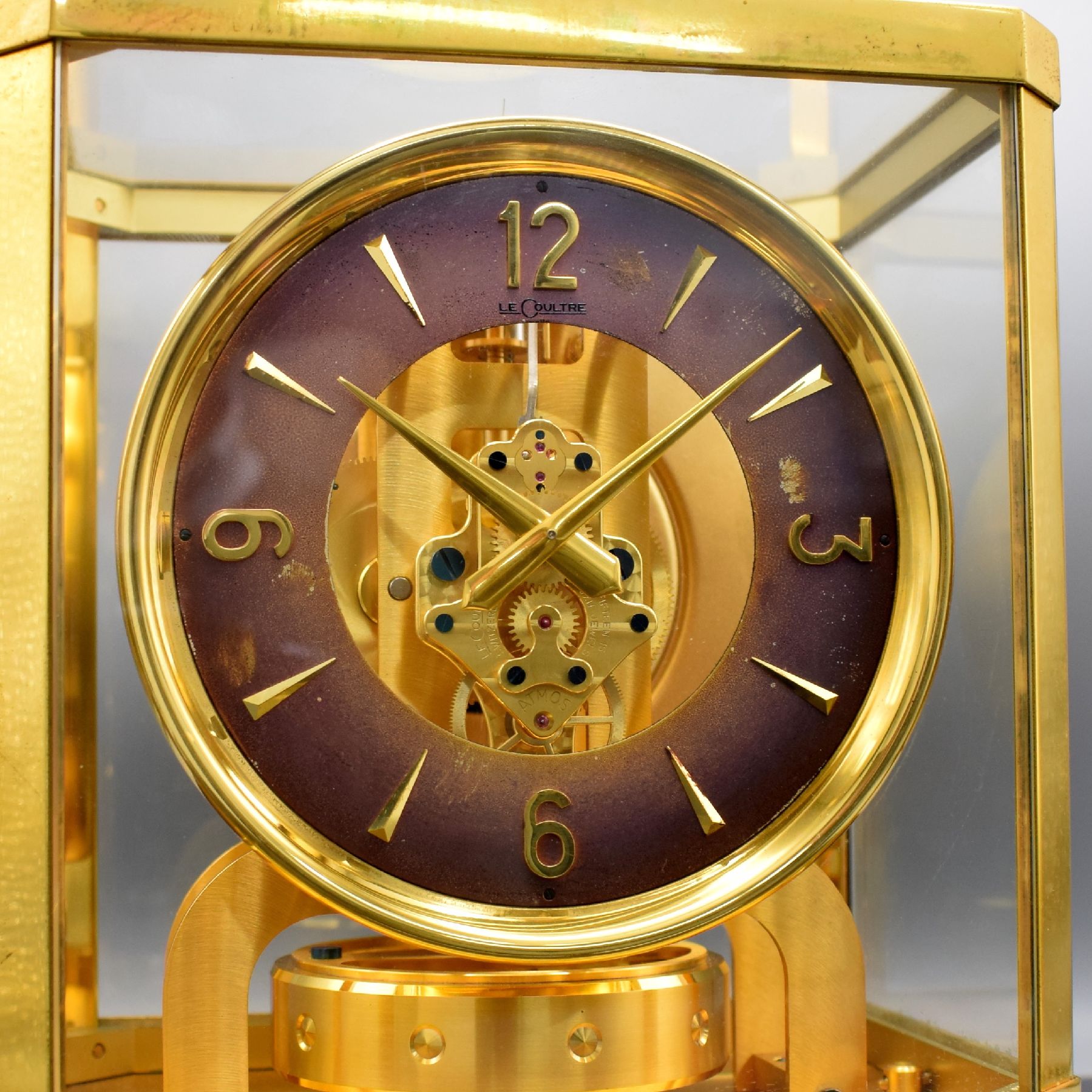 Detail a: LeCoultre Atmos III vergoldete Pendule Perpetuelle, Schweiz um 1960, 5-seitig verglastes Geh., Glasdom abnehmbar, Sicherungshebel im Sockel, vers. ...