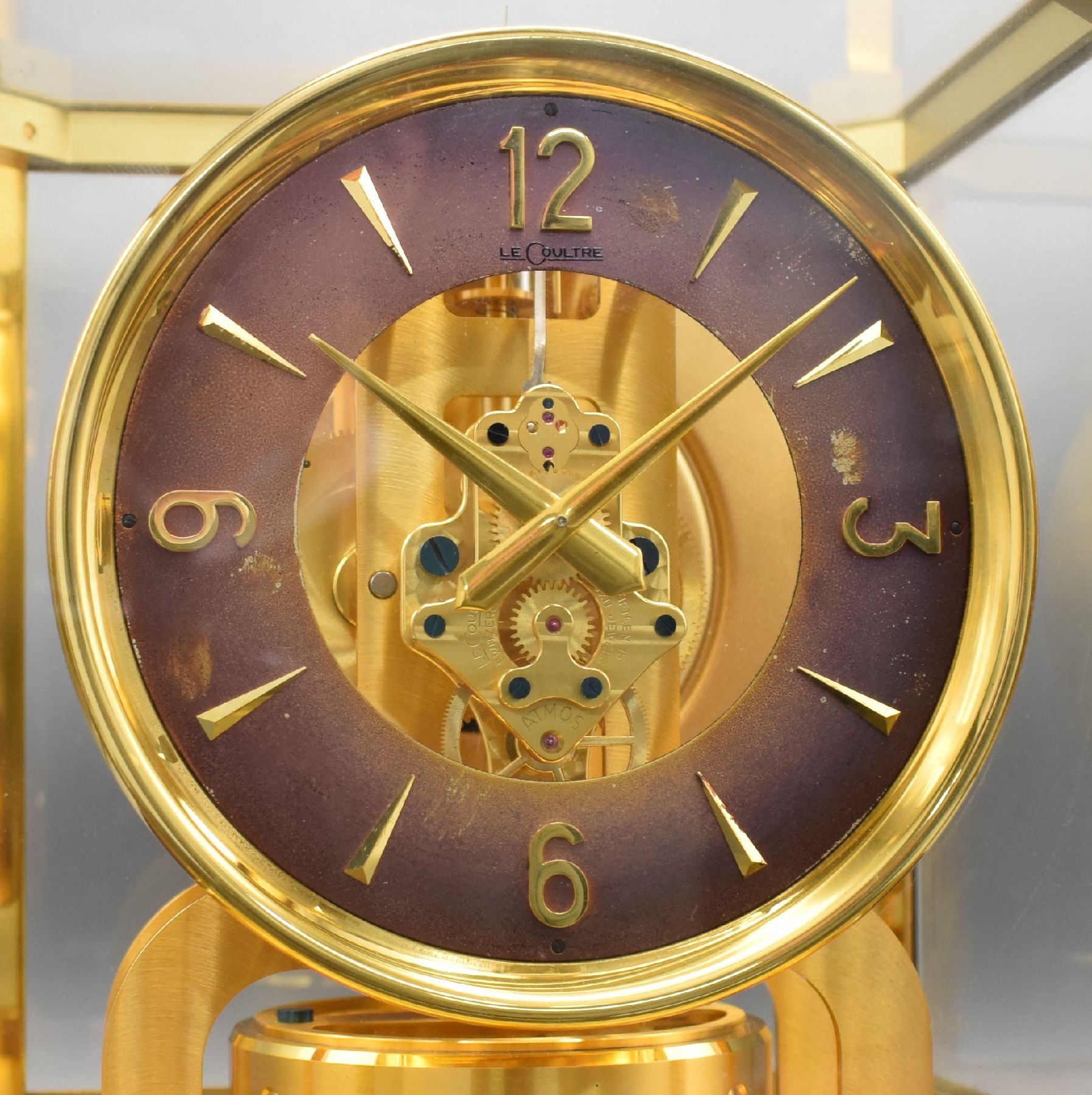 Detail b: LeCoultre Atmos III vergoldete Pendule Perpetuelle, Schweiz um 1960, 5-seitig verglastes Geh., Glasdom abnehmbar, Sicherungshebel im Sockel, vers. ...