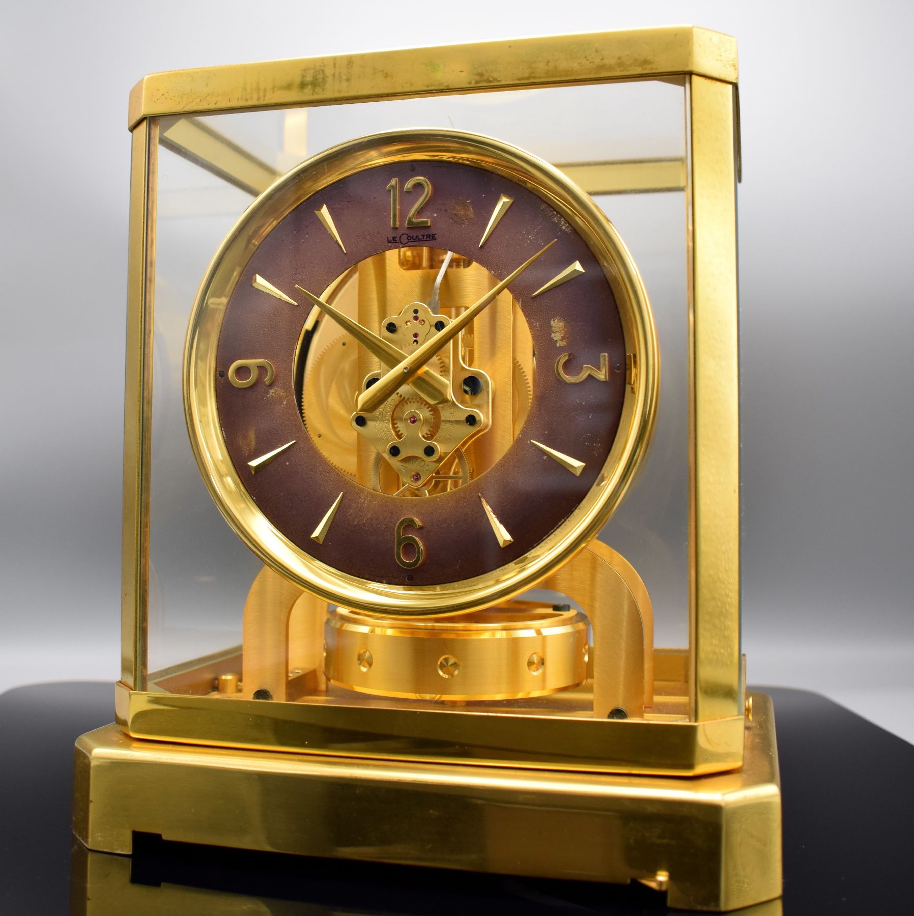 Detail c: LeCoultre Atmos III vergoldete Pendule Perpetuelle, Schweiz um 1960, 5-seitig verglastes Geh., Glasdom abnehmbar, Sicherungshebel im Sockel, vers. ...