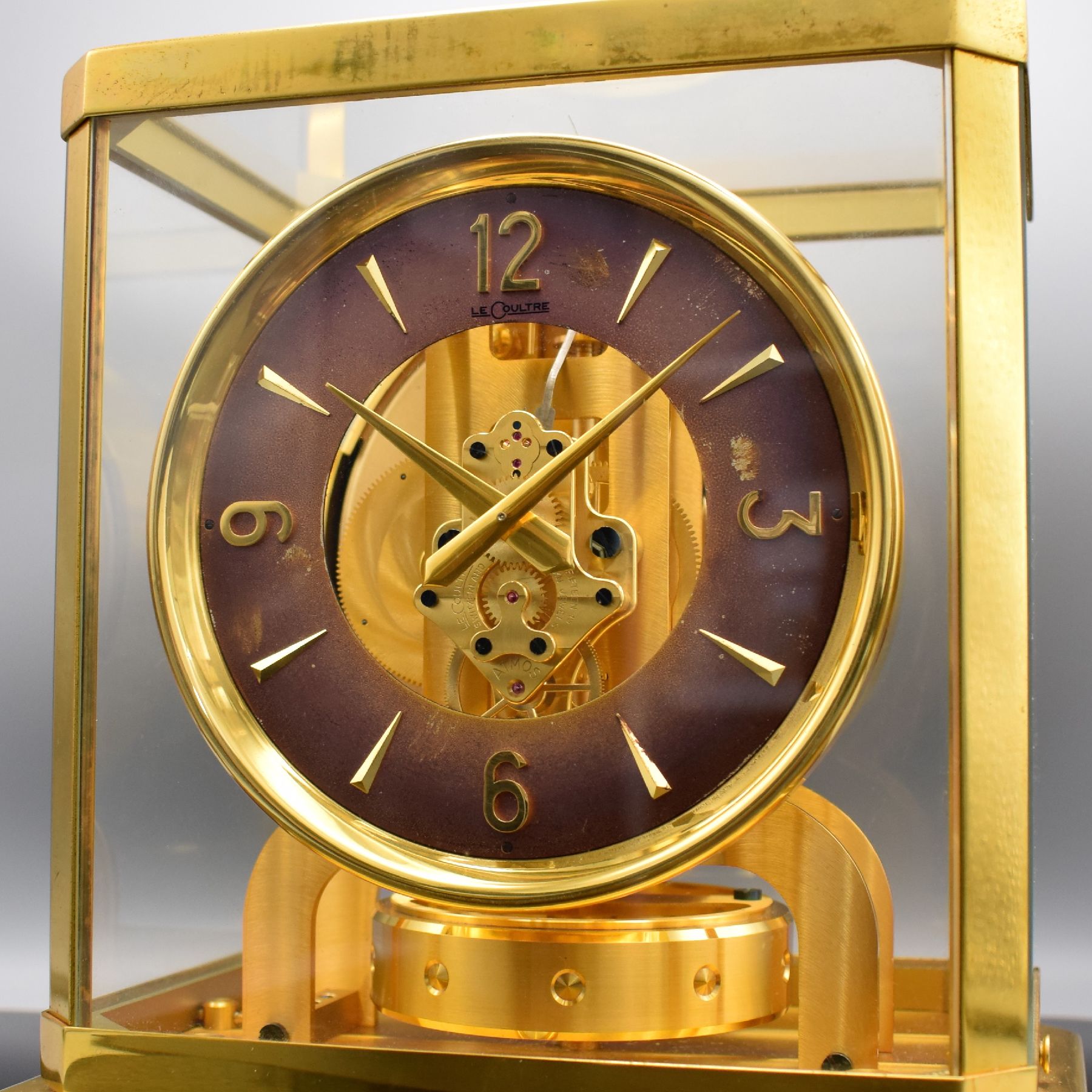 Detail d: LeCoultre Atmos III vergoldete Pendule Perpetuelle, Schweiz um 1960, 5-seitig verglastes Geh., Glasdom abnehmbar, Sicherungshebel im Sockel, vers. ...