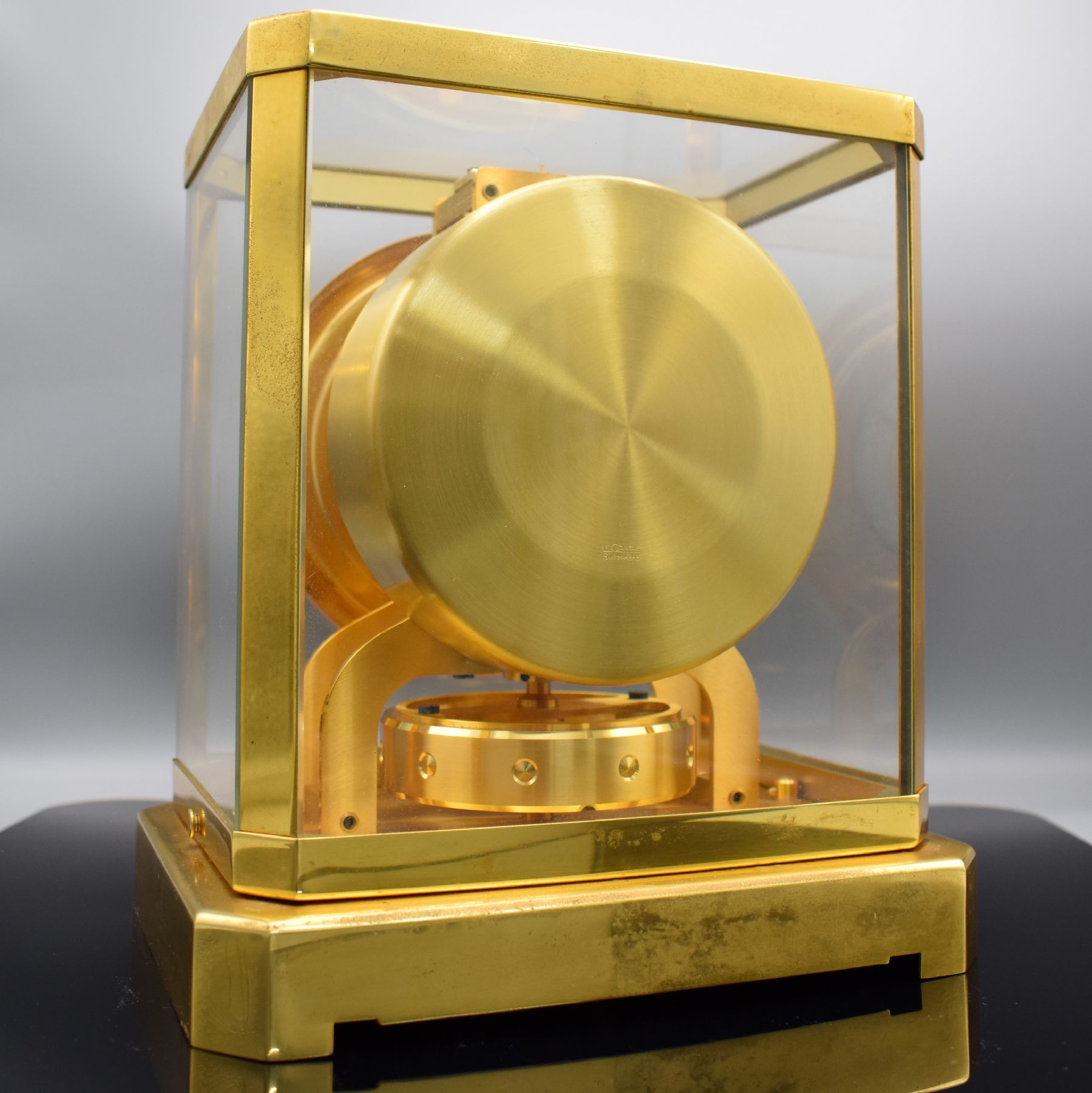 Detail f: LeCoultre Atmos III vergoldete Pendule Perpetuelle, Schweiz um 1960, 5-seitig verglastes Geh., Glasdom abnehmbar, Sicherungshebel im Sockel, vers. ...