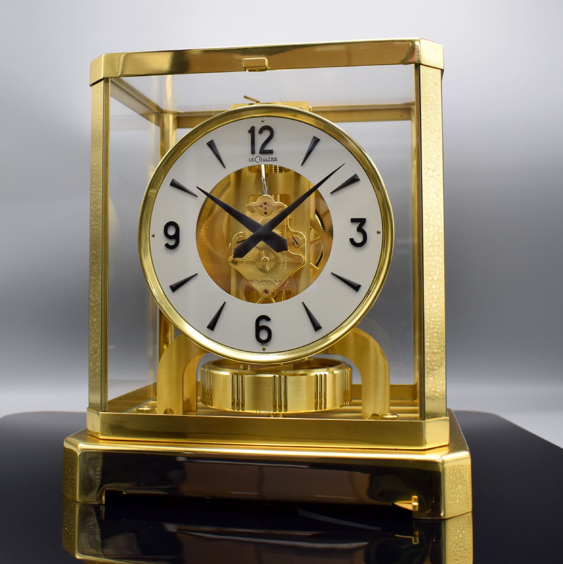 LeCoultre Atmos VIII vergoldete Pendule Perpetuelle, Schweiz um 1970, 5-seitig verglastes Geh., Drucktüre vorn zu öffnen, Sicherungshebel im ...