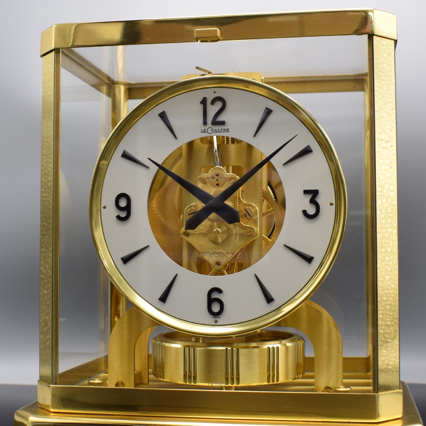 Detail a: LeCoultre Atmos VIII vergoldete Pendule Perpetuelle, Schweiz um 1970, 5-seitig verglastes Geh., Drucktüre vorn zu öffnen, Sicherungshebel im ...