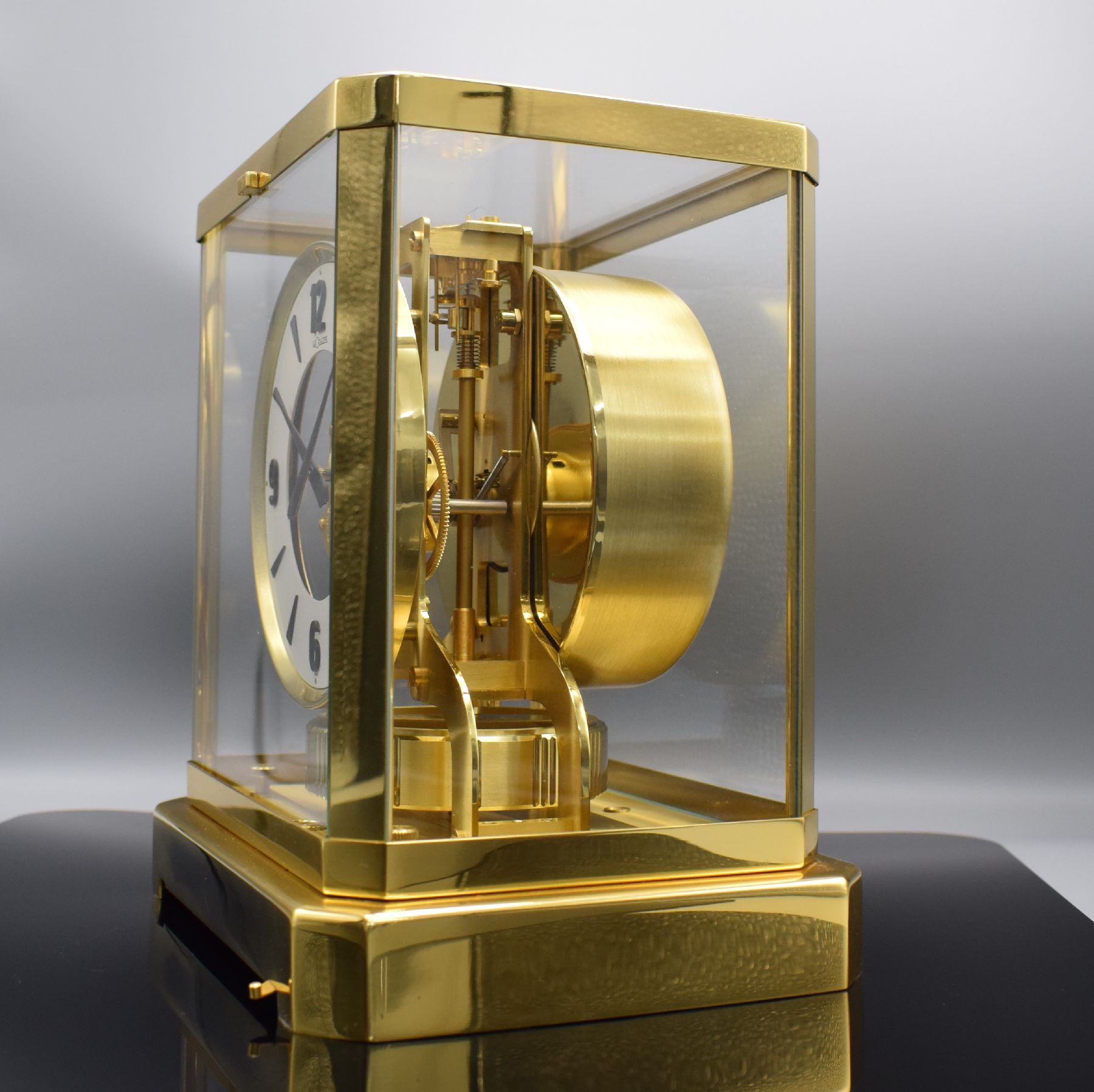 Detail b: LeCoultre Atmos VIII vergoldete Pendule Perpetuelle, Schweiz um 1970, 5-seitig verglastes Geh., Drucktüre vorn zu öffnen, Sicherungshebel im ...
