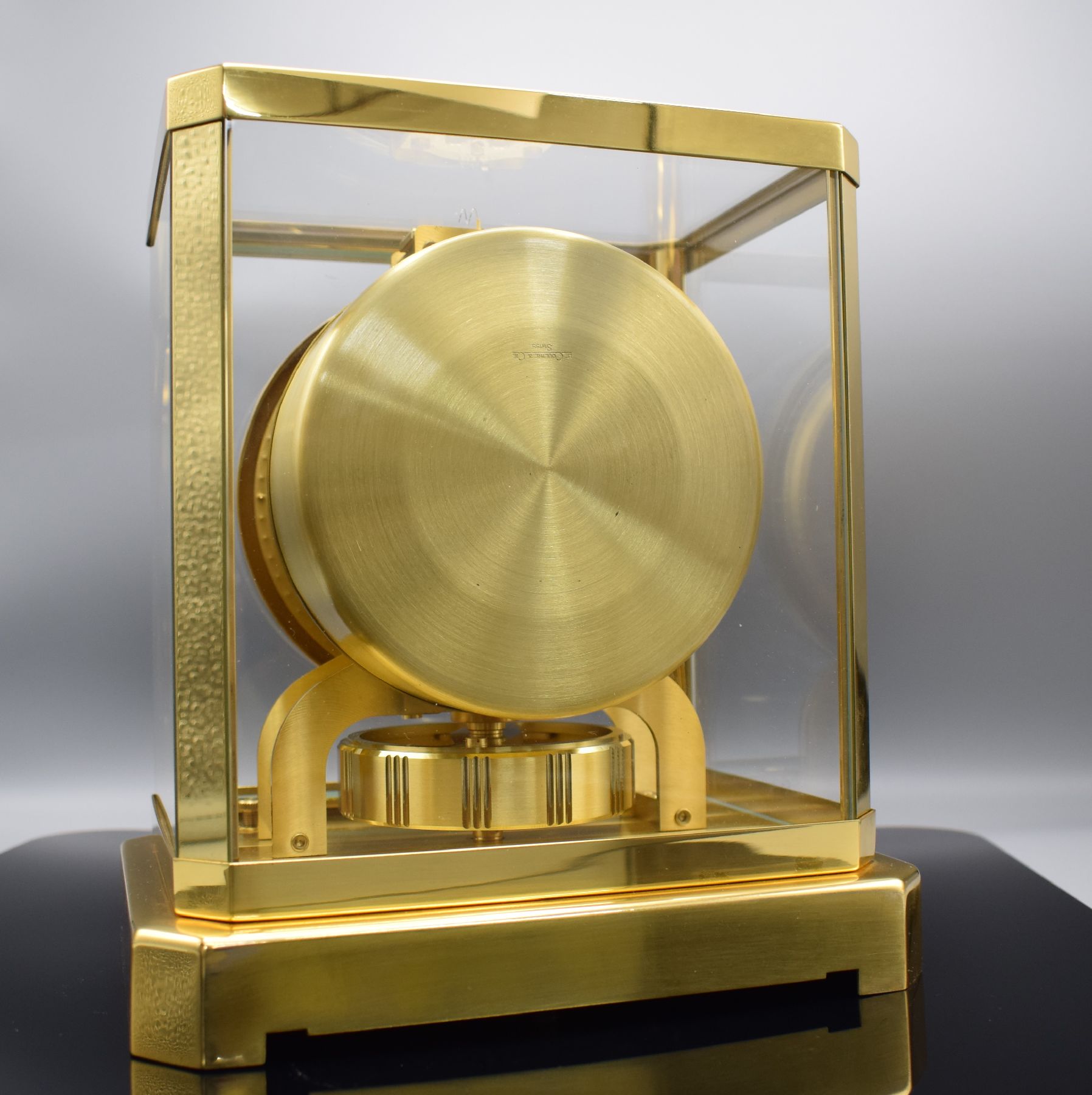 Detail c: LeCoultre Atmos VIII vergoldete Pendule Perpetuelle, Schweiz um 1970, 5-seitig verglastes Geh., Drucktüre vorn zu öffnen, Sicherungshebel im ...