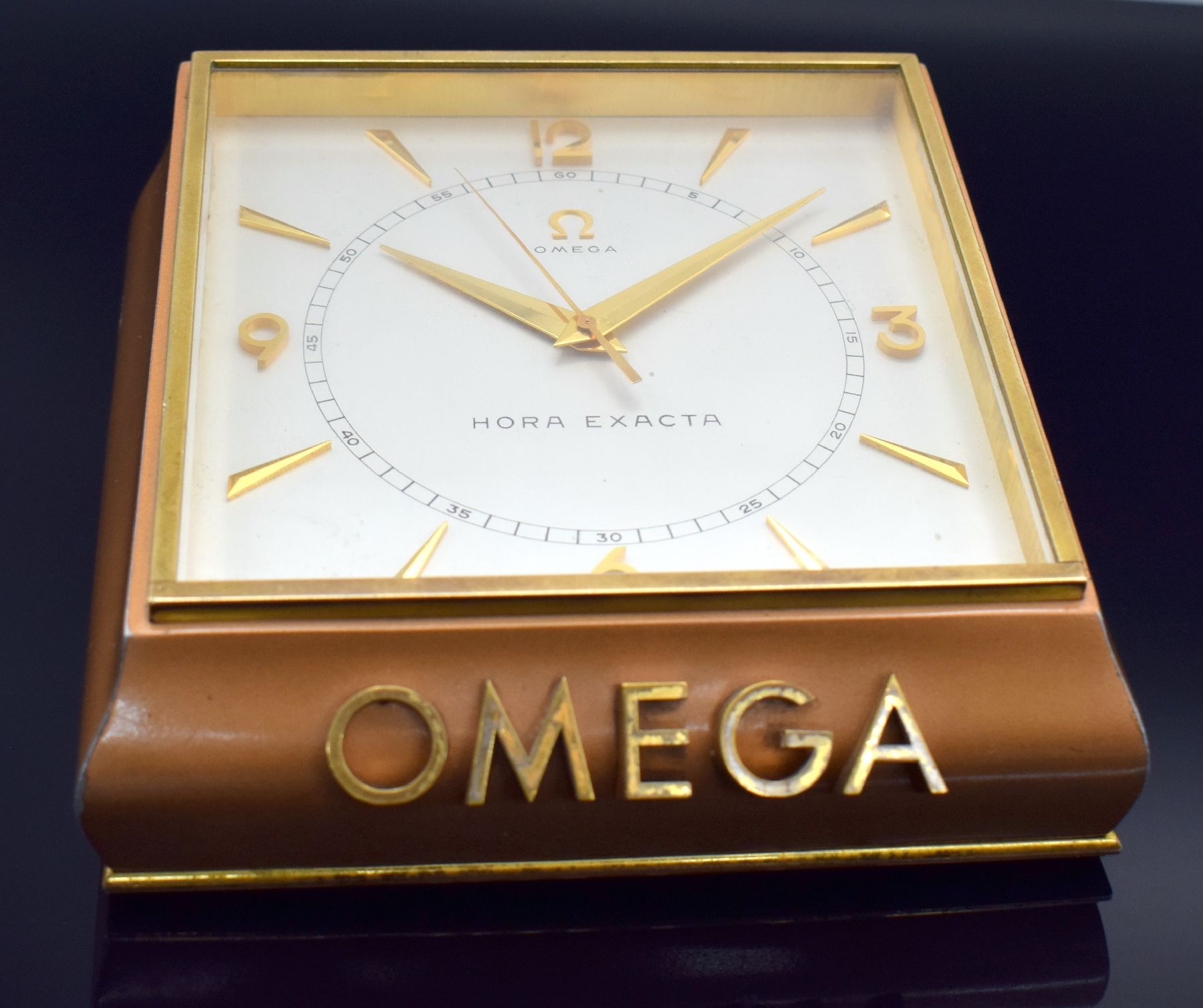 OMEGA Hora Exacta Pult-förmige Tischuhr mit Zentralsekunde und 100 Stunden Gangreserve Kal. 53.7SC, Schweiz um 1960, geschweiftes geneigtes Geh. ...
