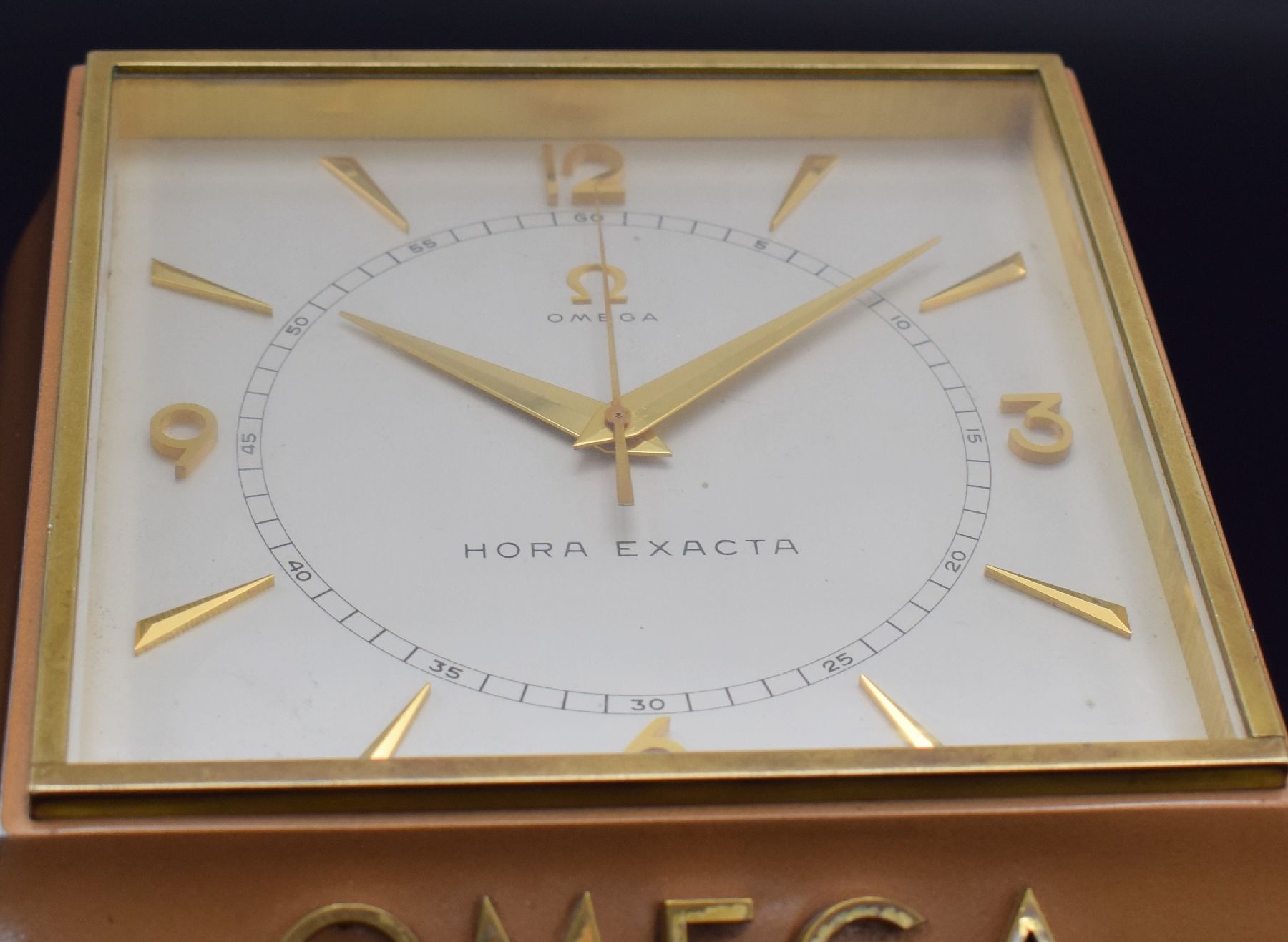 Detail a: OMEGA Hora Exacta Pult-förmige Tischuhr mit Zentralsekunde und 100 Stunden Gangreserve Kal. 53.7SC, Schweiz um 1960, geschweiftes geneigtes Geh. ...