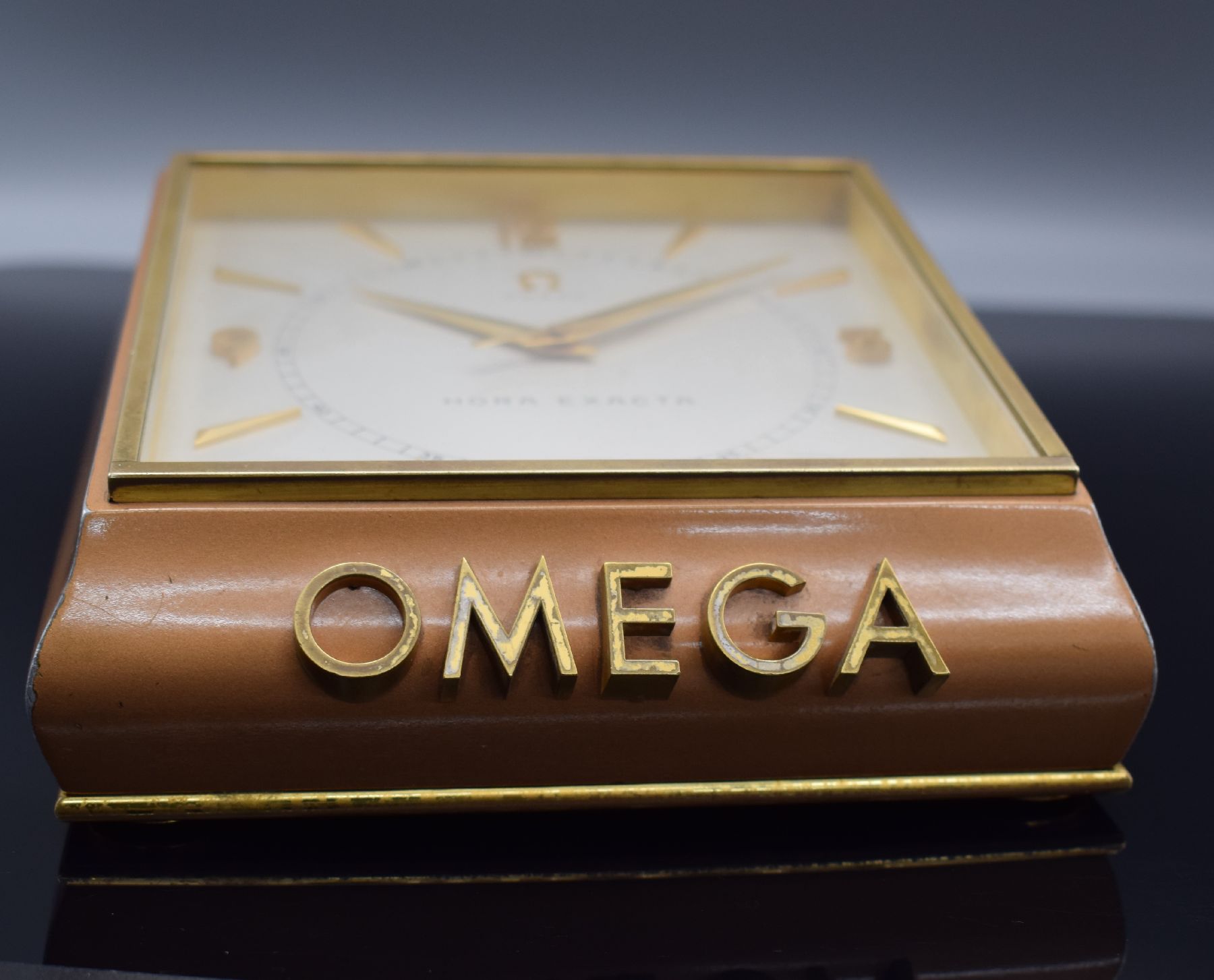 Detail b: OMEGA Hora Exacta Pult-förmige Tischuhr mit Zentralsekunde und 100 Stunden Gangreserve Kal. 53.7SC, Schweiz um 1960, geschweiftes geneigtes Geh. ...