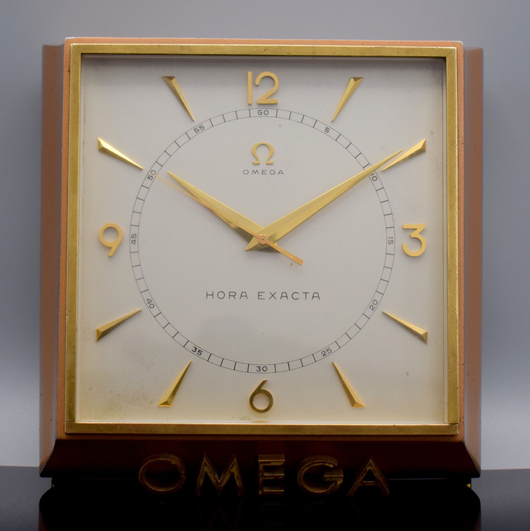Detail e: OMEGA Hora Exacta Pult-förmige Tischuhr mit Zentralsekunde und 100 Stunden Gangreserve Kal. 53.7SC, Schweiz um 1960, geschweiftes geneigtes Geh. ...