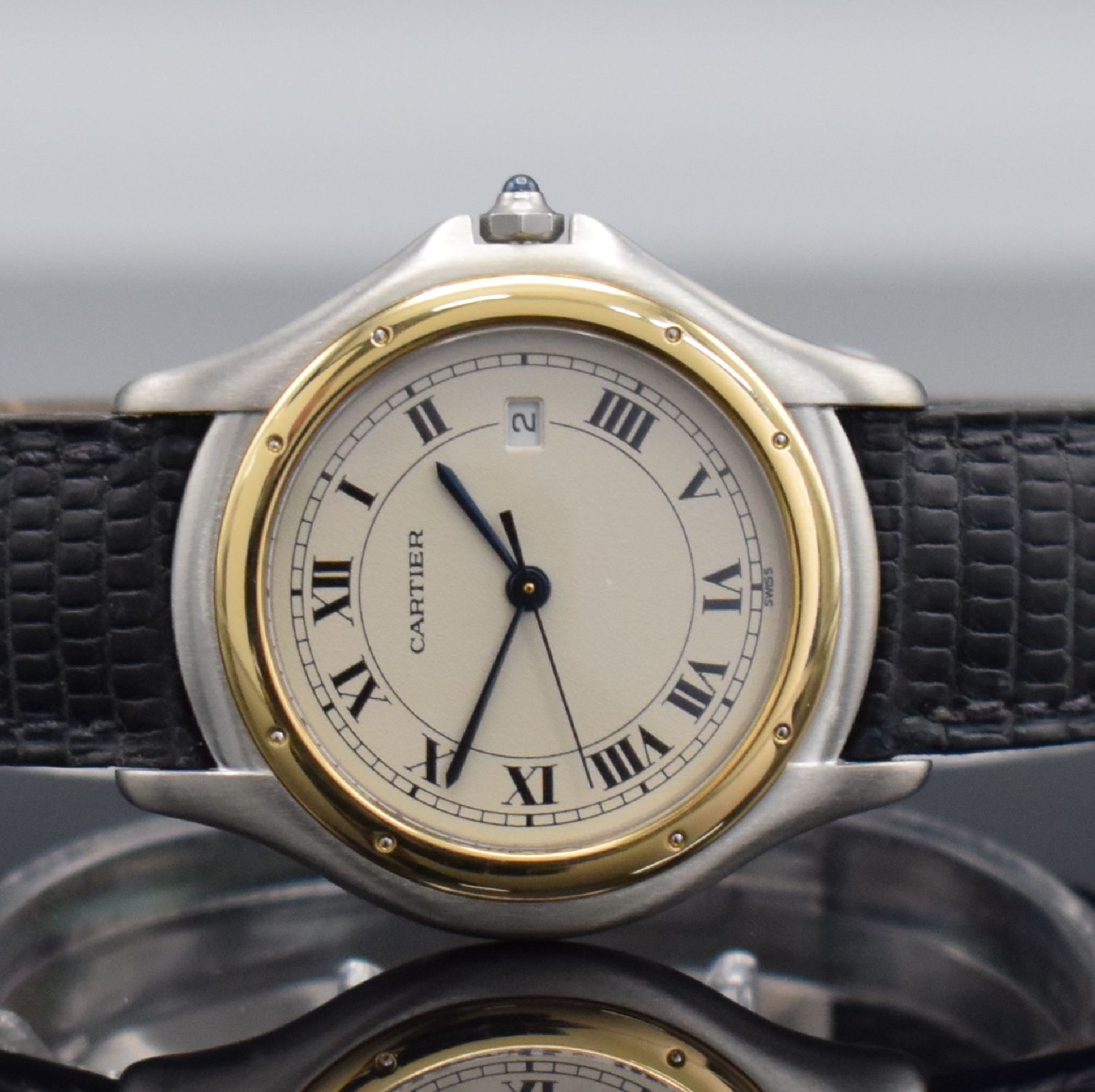 Detail a: CARTIER Cougar Armbanduhr in Stahl/Gold mit original Lederband & Faltschließe, Schweiz um 1990, quarz, satiniertes Geh., pol. Gold- Lünette, Boden ...