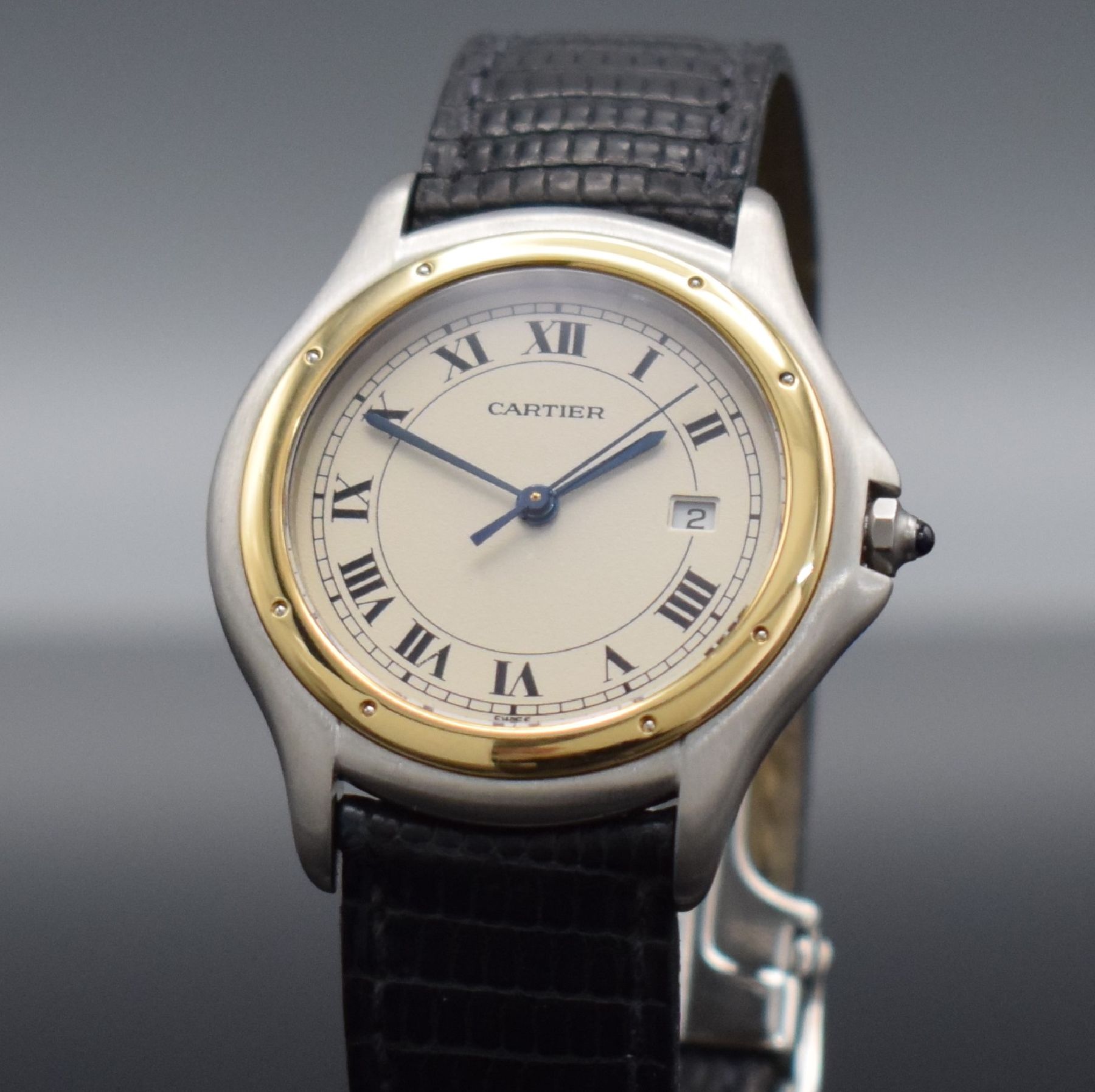 Detail c: CARTIER Cougar Armbanduhr in Stahl/Gold mit original Lederband & Faltschließe, Schweiz um 1990, quarz, satiniertes Geh., pol. Gold- Lünette, Boden ...