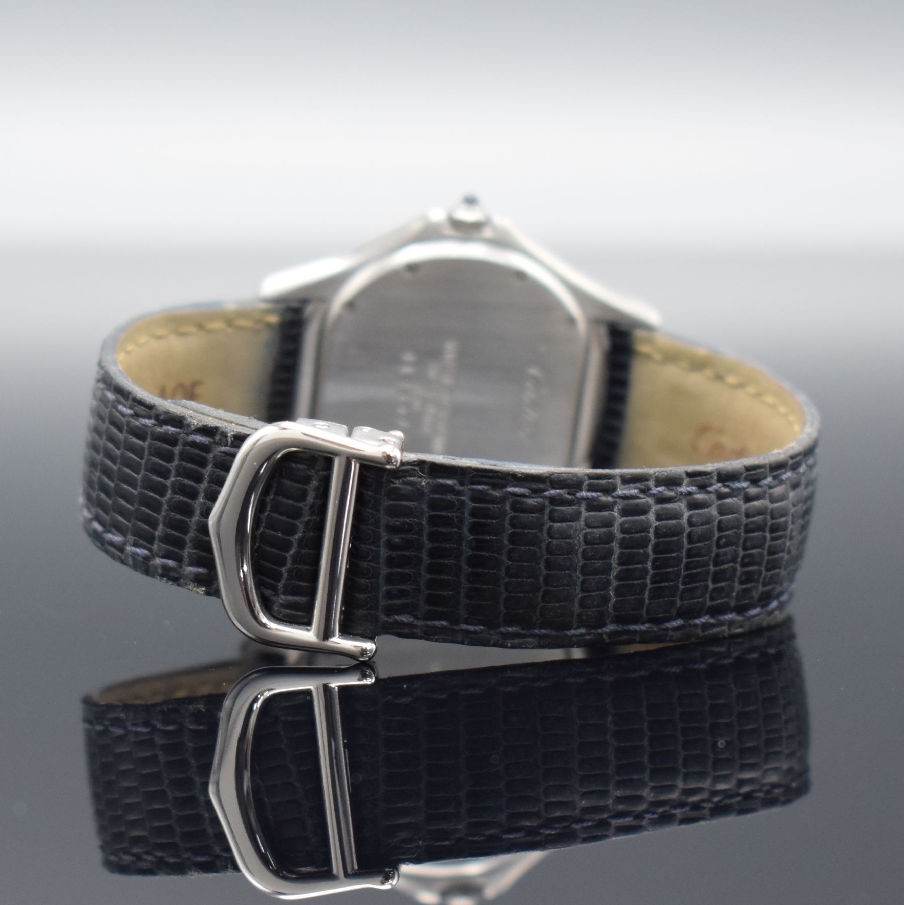 Detail e: CARTIER Cougar Armbanduhr in Stahl/Gold mit original Lederband & Faltschließe, Schweiz um 1990, quarz, satiniertes Geh., pol. Gold- Lünette, Boden ...